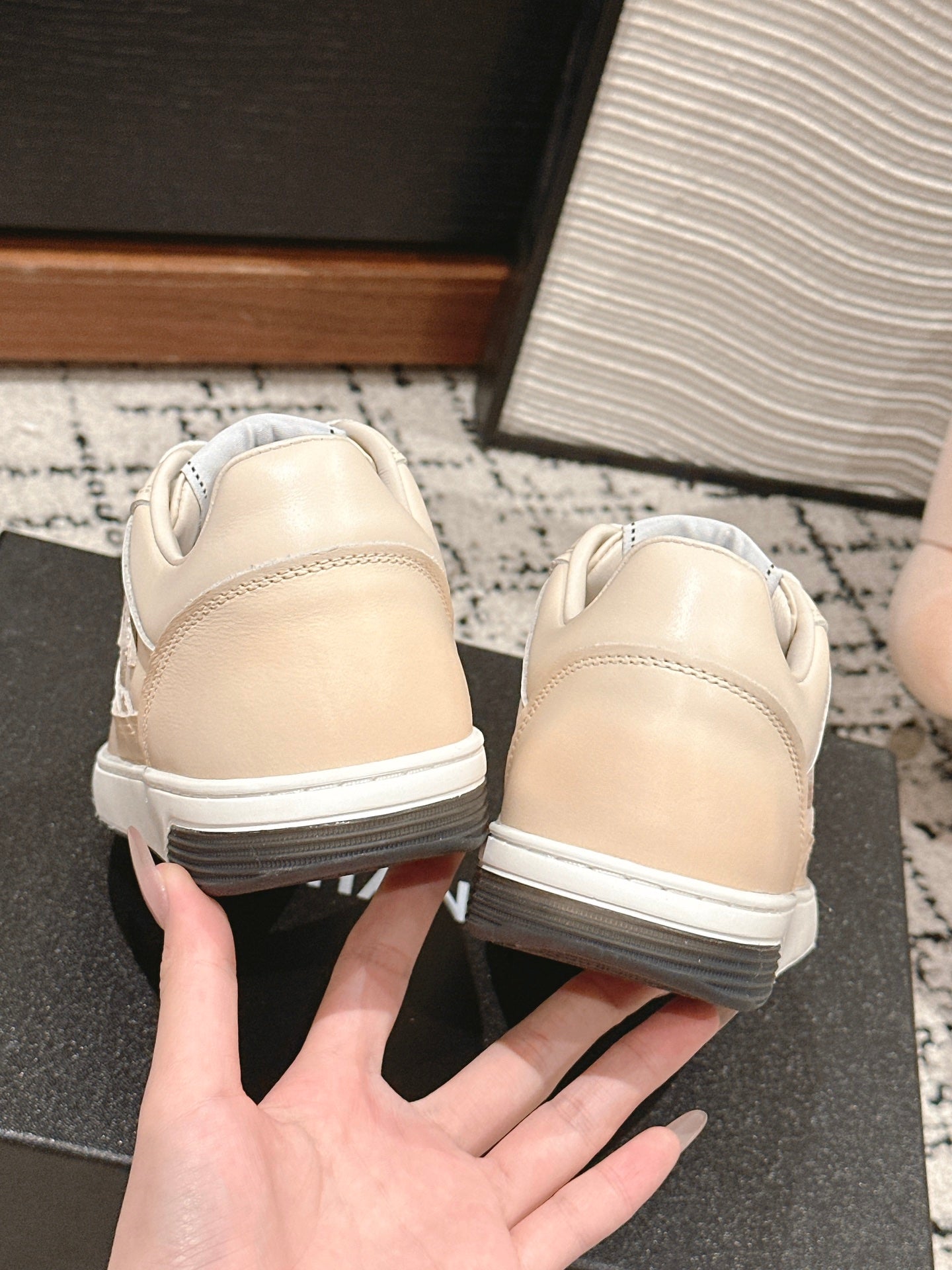 SNEAKER IN BISQUE BEIGE HAND-POLISHED CALFSKIN 977827、mysite、Cacoeks