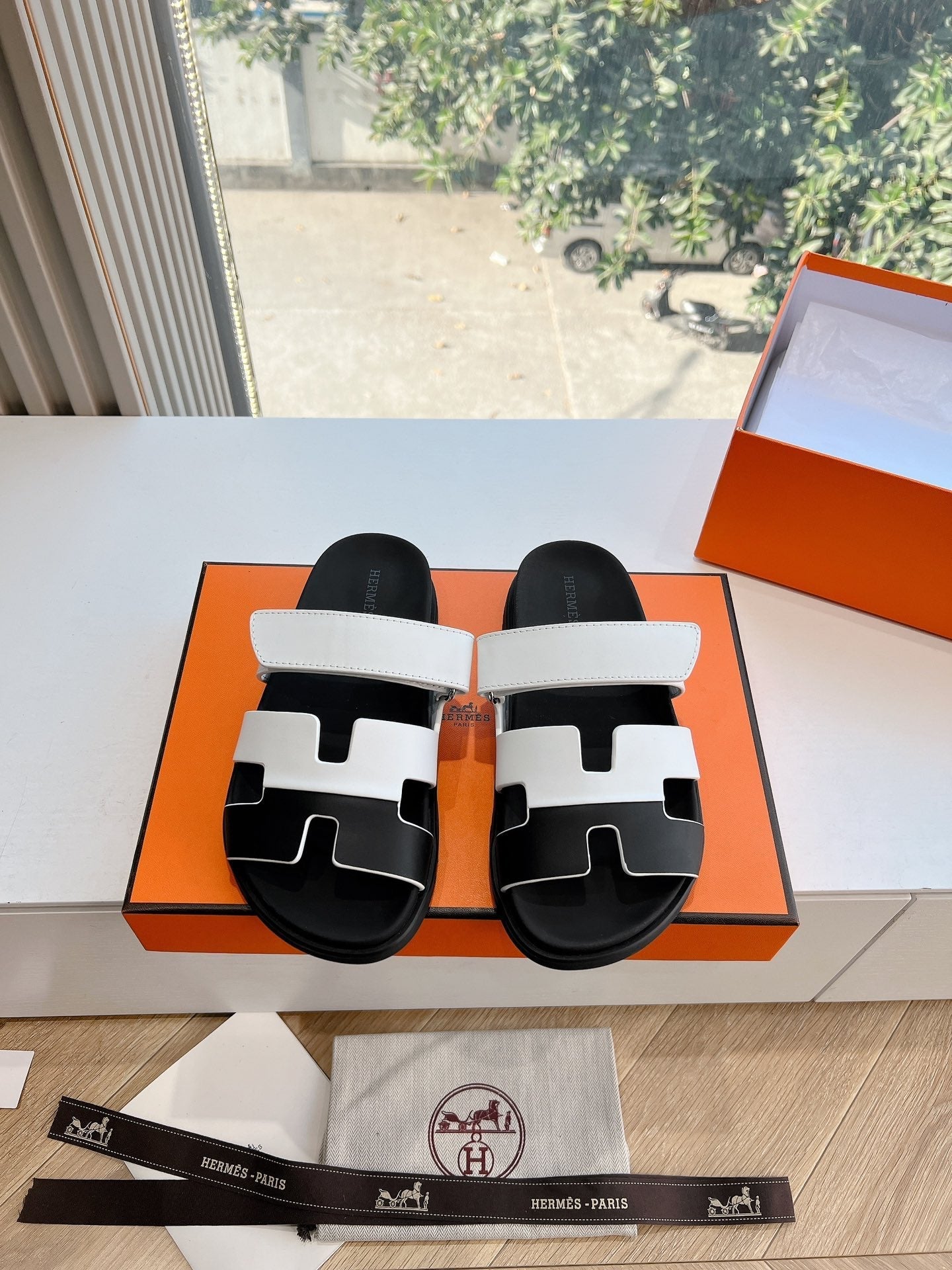 CHYPRE SANDAL IN WHITE MIX BLACK CALFSKIN、mysite、Cacoeks