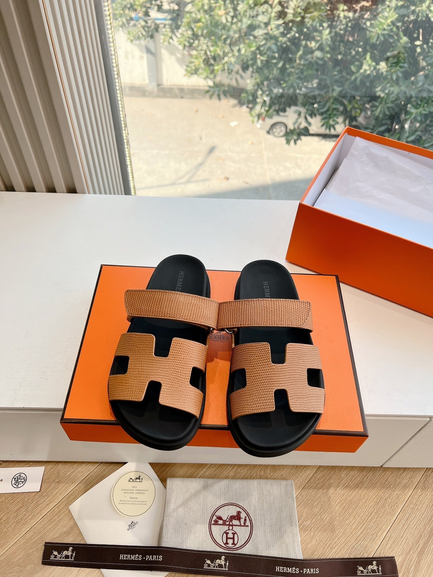 CHYPRE SANDAL IN CIDER BROWN SHINY GRAINED CALFSKIN、mysite、Cacoeks