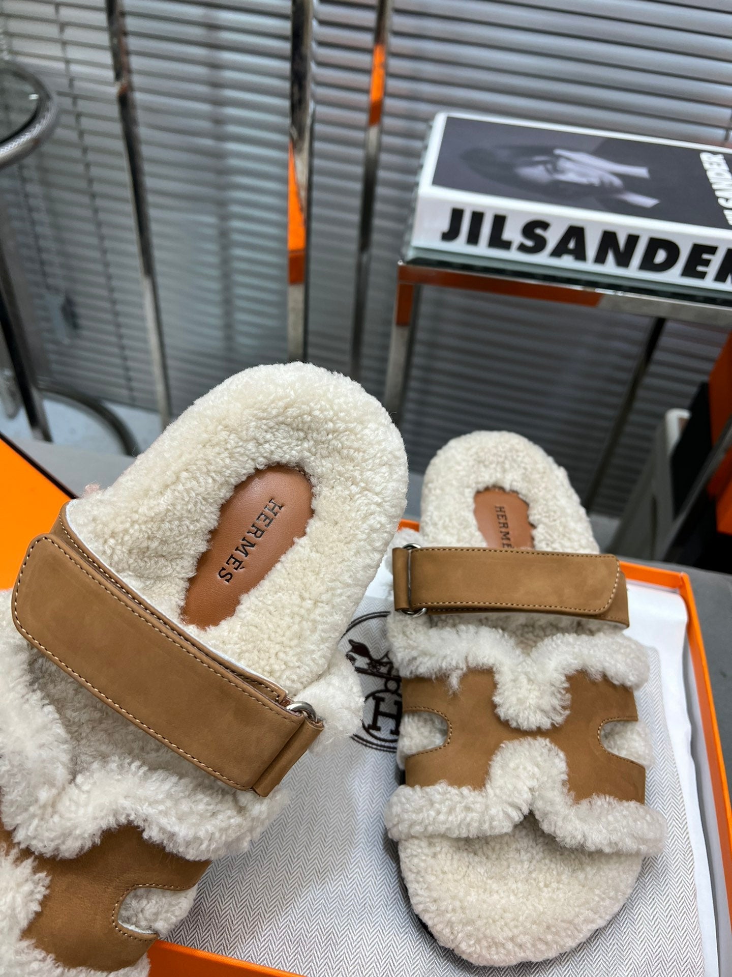 CHYPRE SLIPPERS IN BEIGE LAMB WOOL AND PERU BROWN SUEDE、mysite、Cacoeks