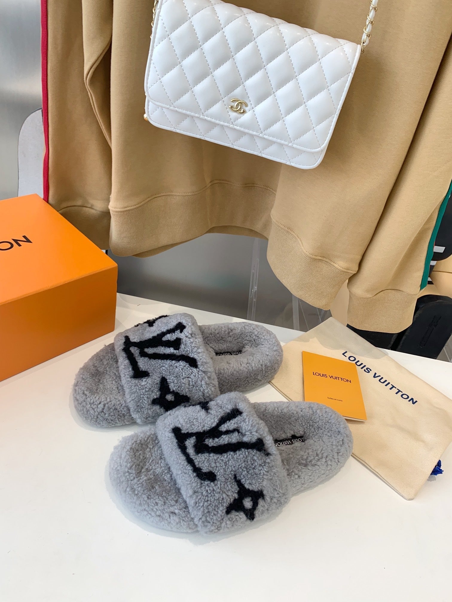 LV WOMEN'S PASEO FLAT SLIPPER IN GREY FLEECE WITH BLACK LOGO、mysite、Cacoeks