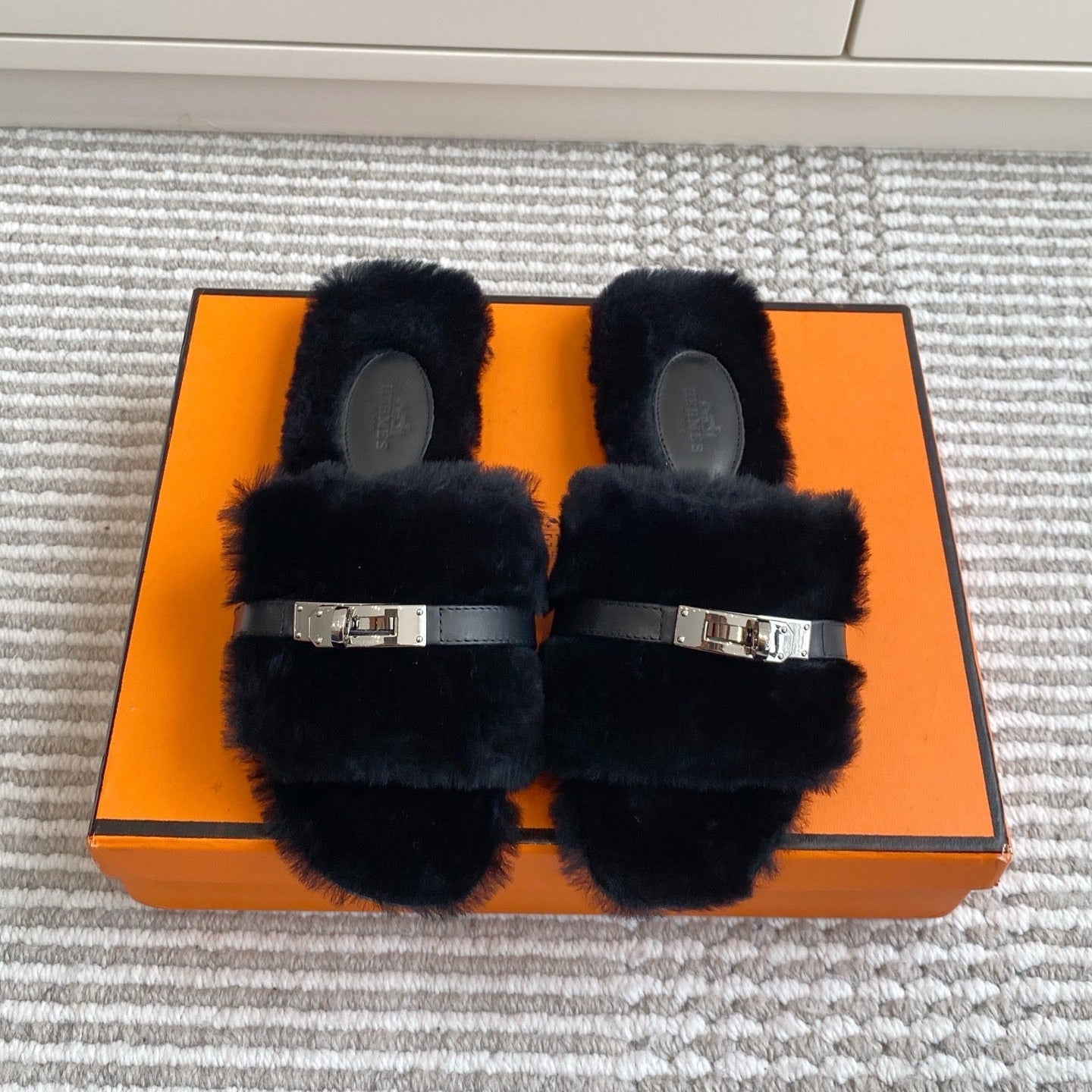 HM 25S GIULIA SANDAL IN BLACK SHEARLING WITH SILVER HARDWARE、mysite、Cacoeks