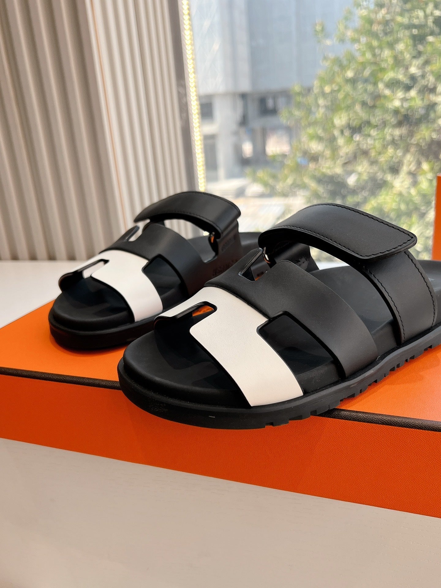 CHYPRE SANDAL IN BLACK MIX WHITE CALFSKIN、mysite、Cacoeks