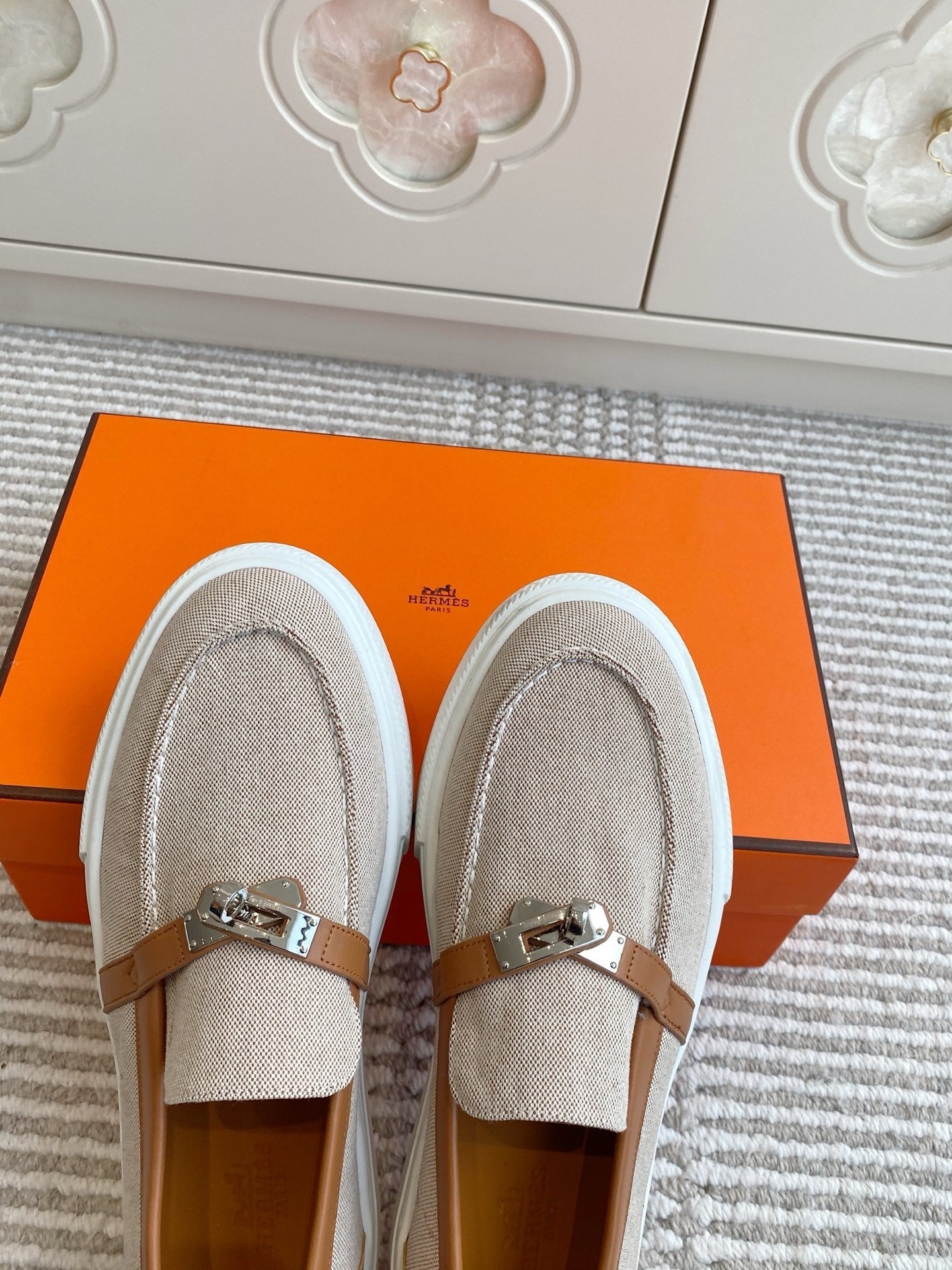 HM 25S SLIP-ON IN LIGHT BEIGE CANVAS AND BROWN LAMBSKIN WITH SILVER HARDWARE、mysite、Cacoeks