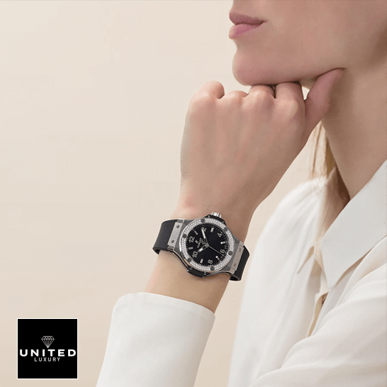 Hublot Diamond Bezel Replica hublot big bang steel black dial diamond bezel 361 SX 1270 RX 1104 replica hand Hublot Big Bang Steel Black Diamond Bezel Replica on the women wrist