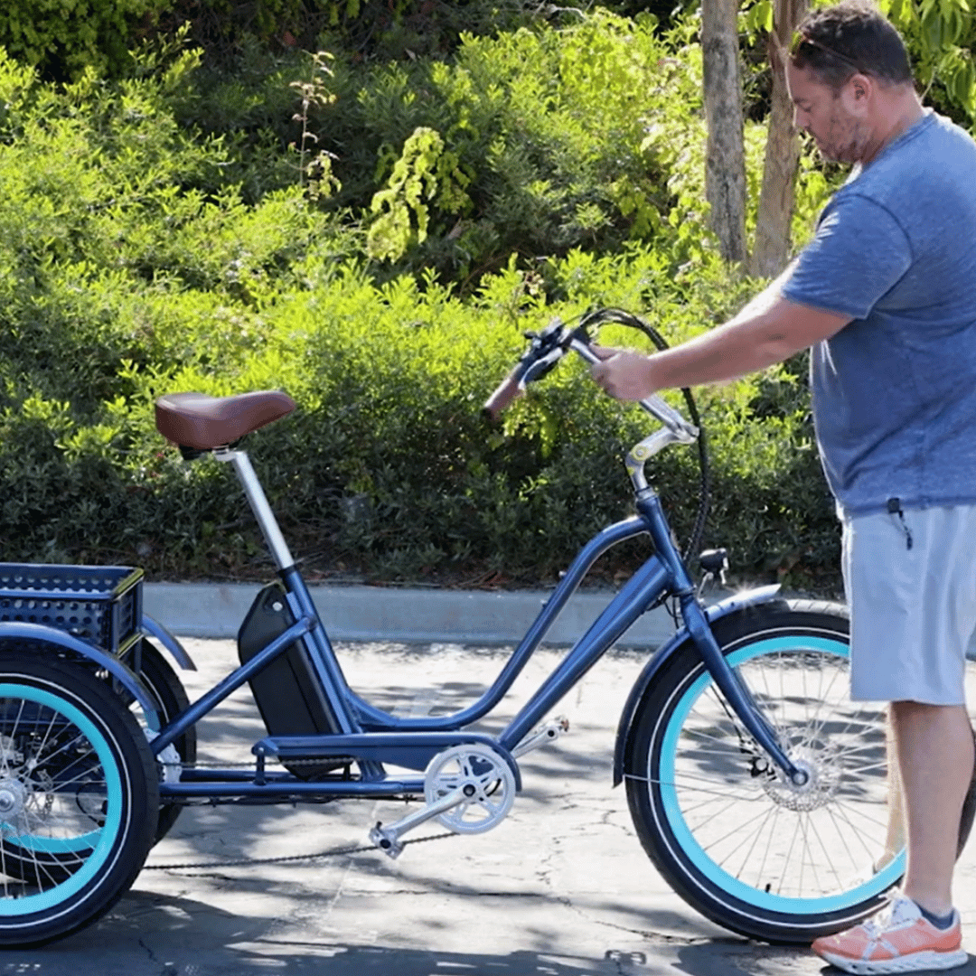 Relaxed_Body_750_watt_Ele…le_guy_showing_the_trike
