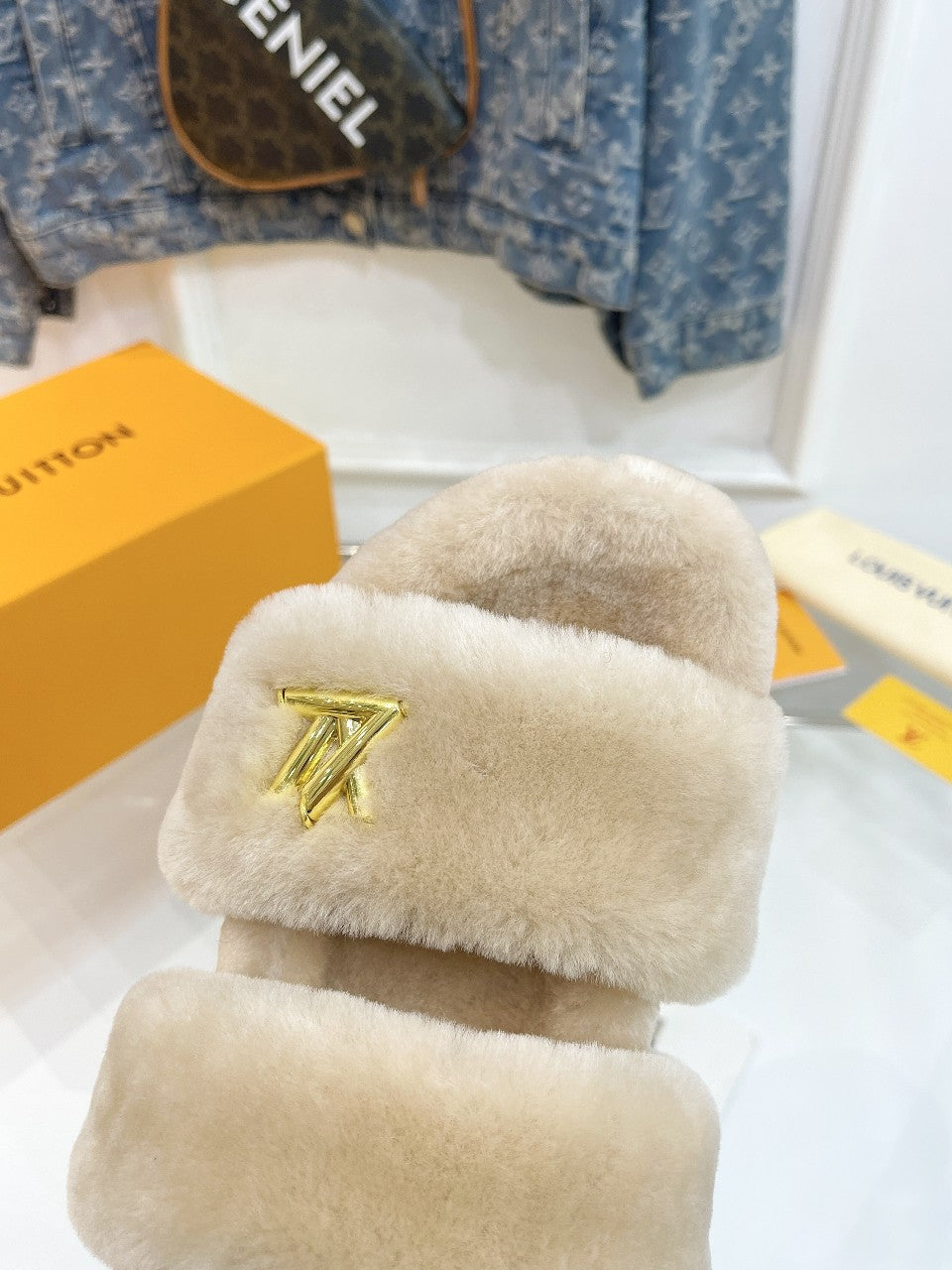 HALF MULE SLIPPERS IN CAMEL BEIGE FLEECE FEATURING METALLIC LOGO、mysite、Cacoeks