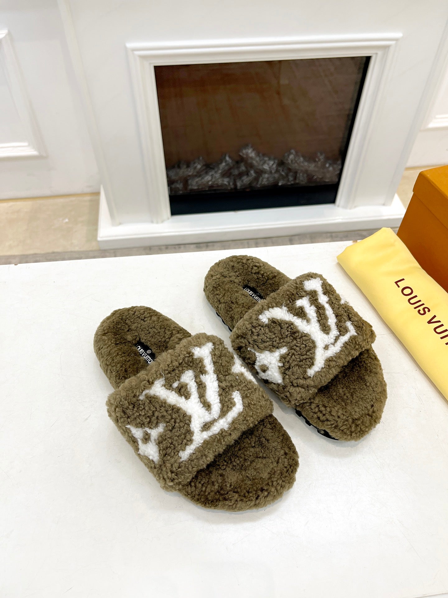 LV FLAT SLIPPER IN ARMY GREEN MIX WHITE SHEARLING、mysite、Cacoeks