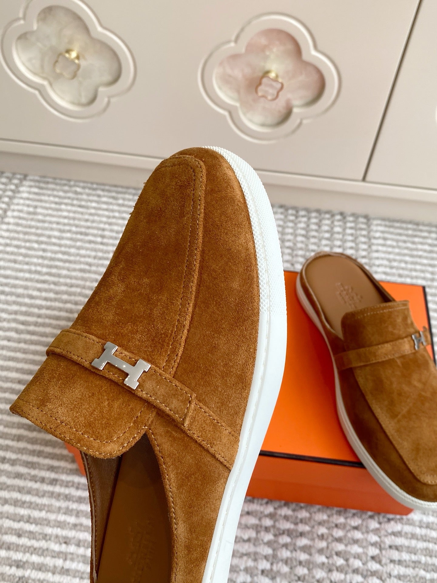 HM 25S MULES IN BROWN SUEDE WITH SILVER HARDWARE、mysite、Cacoeks