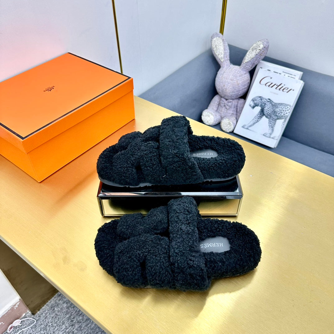CHYPRE SANDAL IN BLACK SHEARLING、mysite、Cacoeks