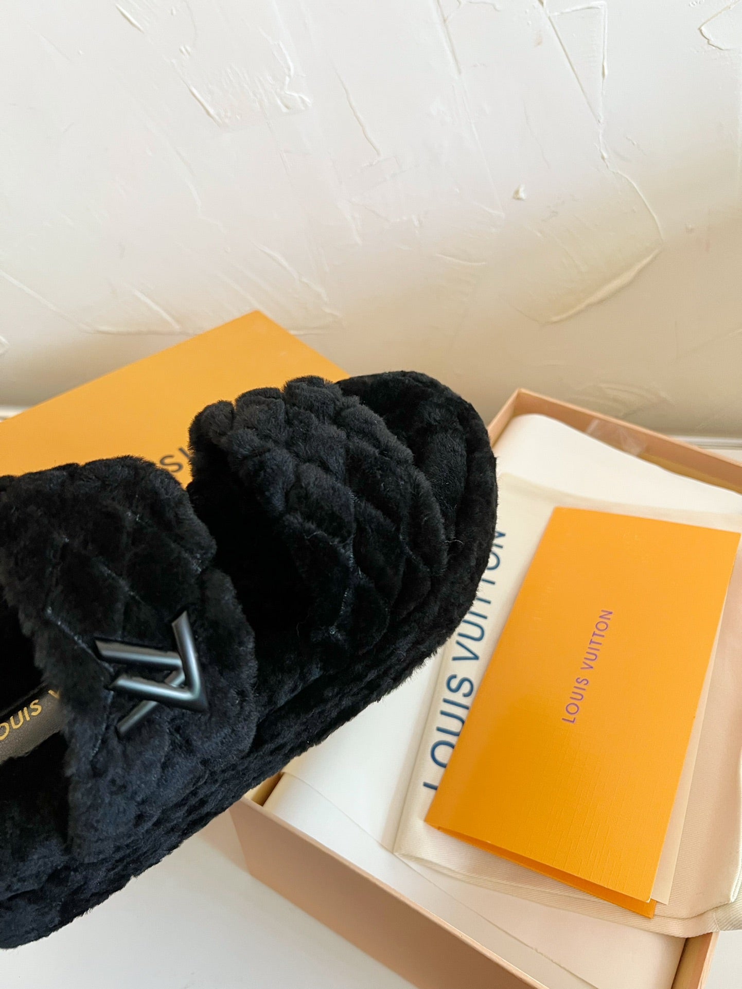 LV SUNSET PLATFORM COMFORT MULE IN BLACK SHEARLING、mysite、Cacoeks