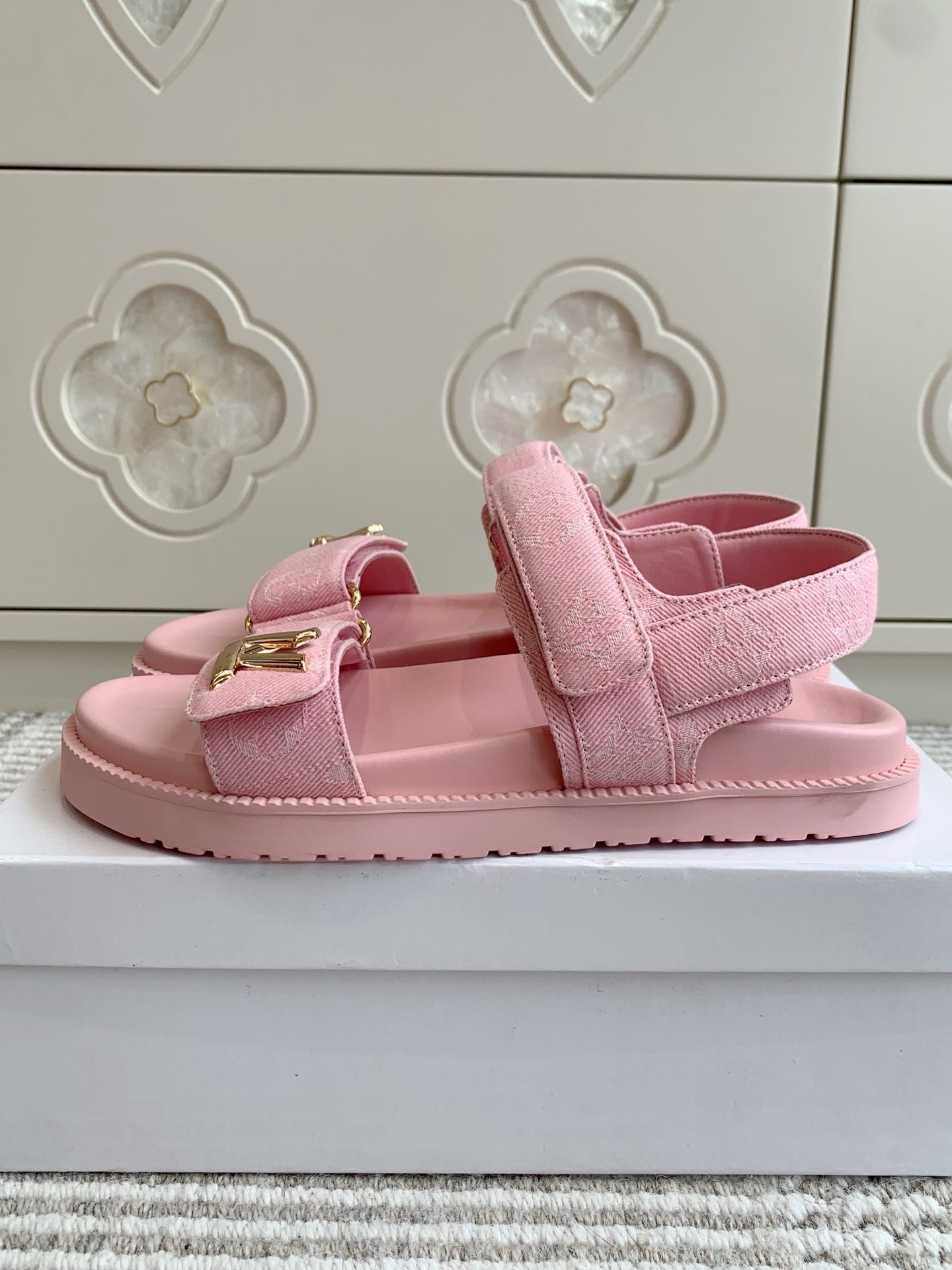 LV SANDALS 25S IN LIGHT PINK DENIM AND CALFSKIN WITH GOLD HARDWARE、mysite、Cacoeks