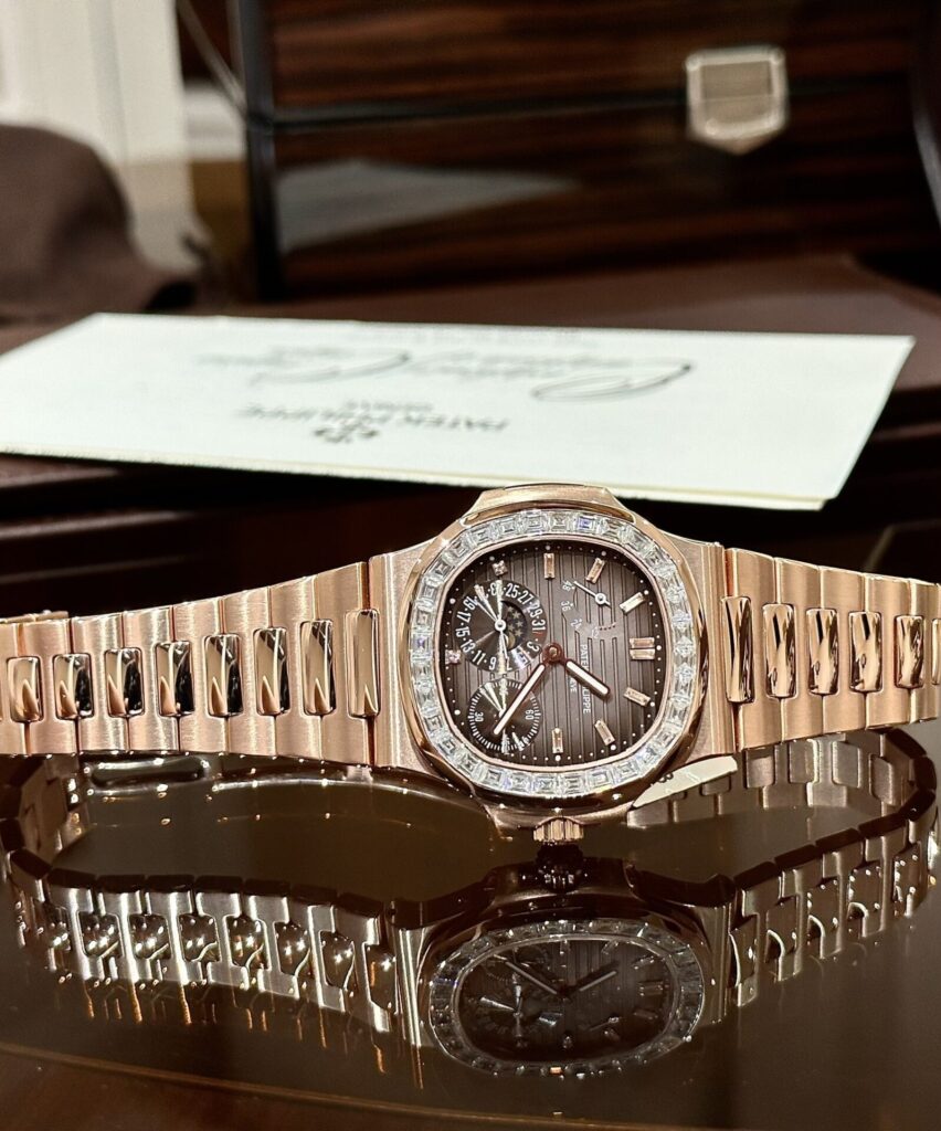 Đồng Hồ Patek Philippe Nautilus 5724 Bọc Vàng Độ Kim Cương Moissanite 40mm (7)