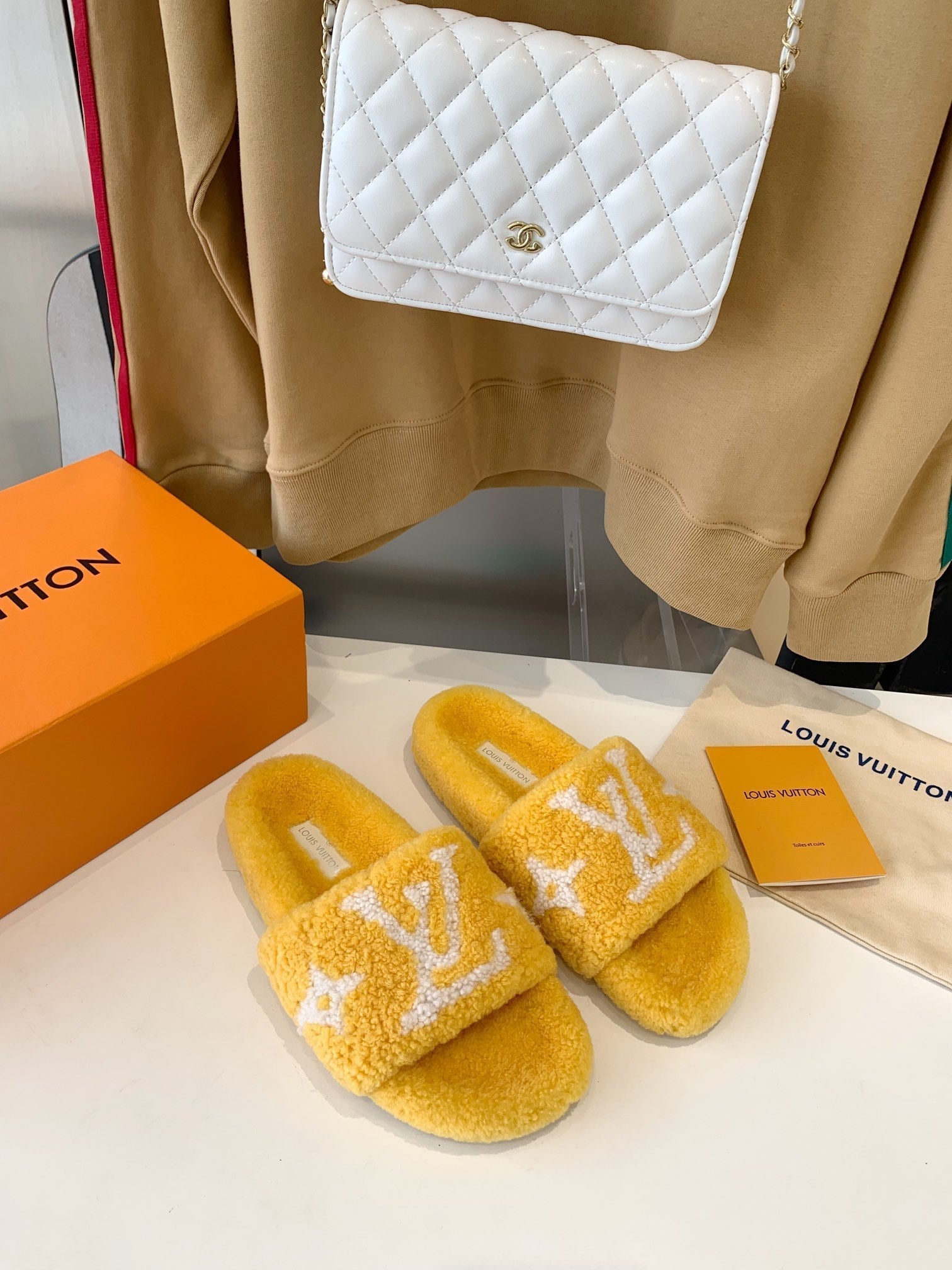 LV WOMEN'S PASEO FLAT SLIPPER IN YELLOW FLEECE WITH WHITE LOGO、mysite、Cacoeks