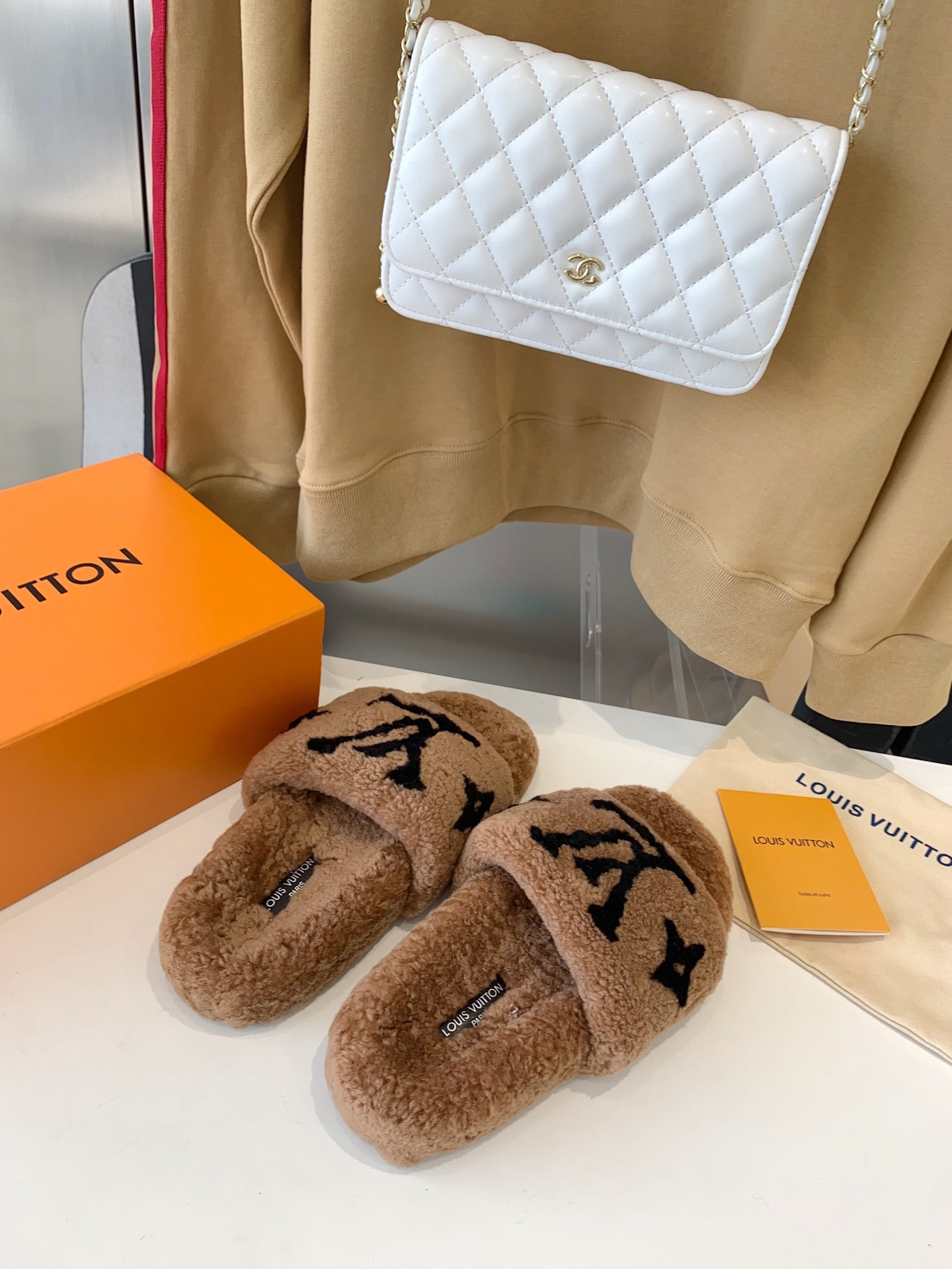 LV WOMEN'S PASEO FLAT SLIPPER IN CARAMEL BROWN FLEECE WITH BLACK LOGO、mysite、Cacoeks