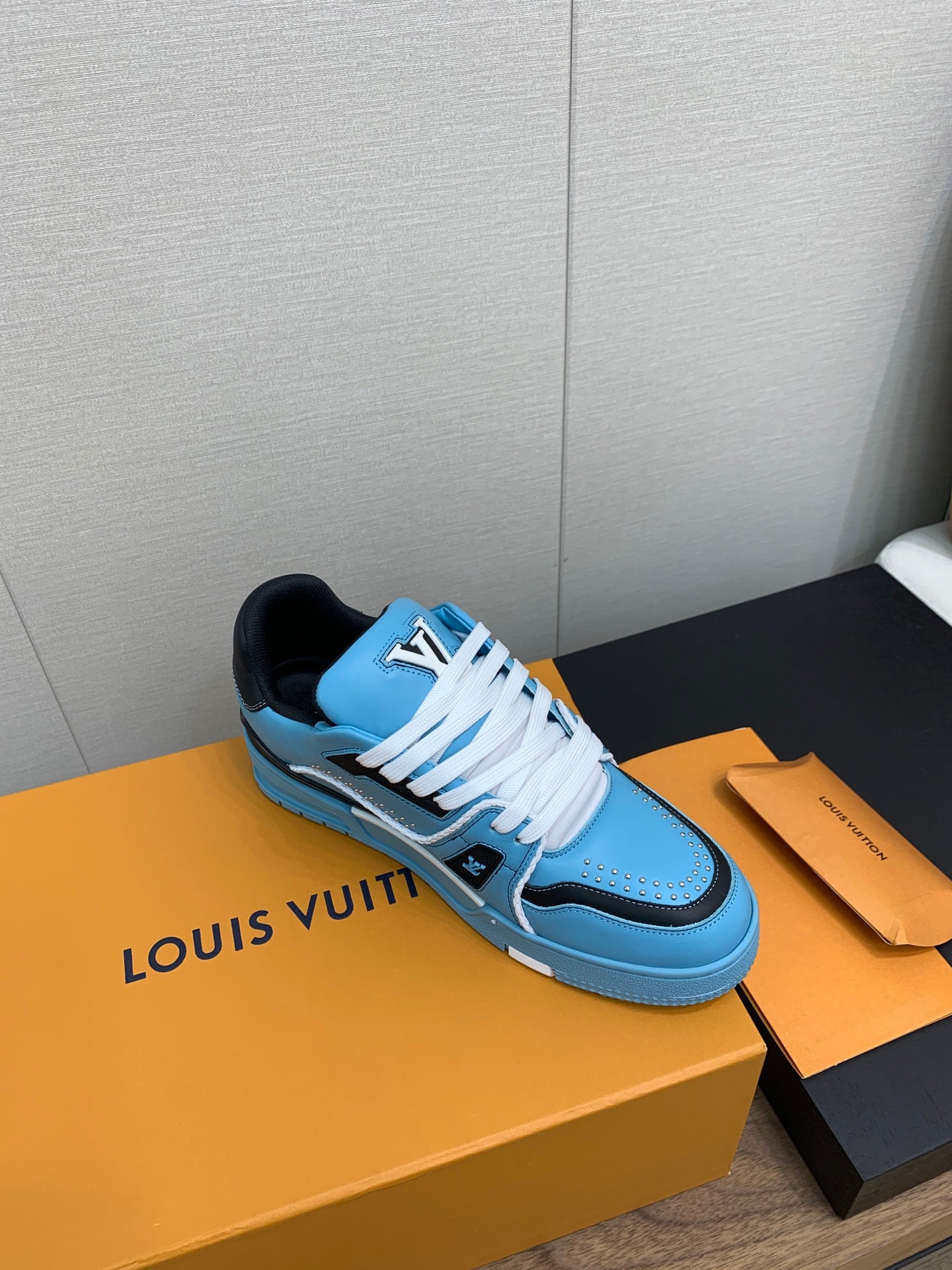 LV WOMEN'S TRAINER IN CERULEAN BLUE CALFSKIN、mysite、Cacoeks