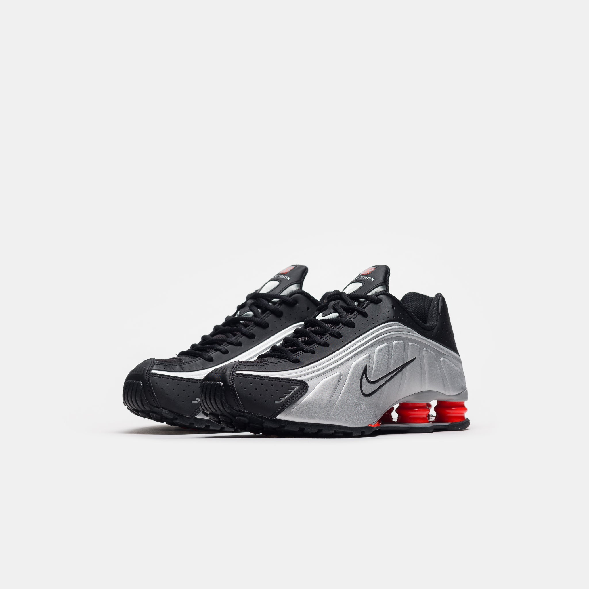 Shox R4 Sneaker in Metallic Silver/Black