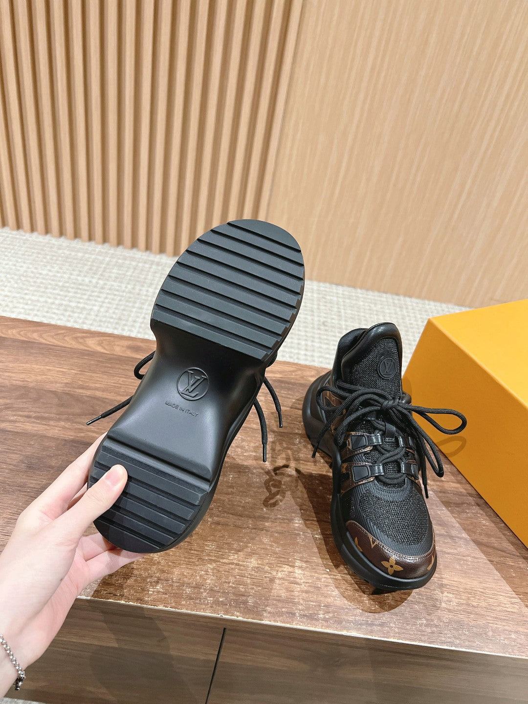 LV ARCHLIGHT SNEAKER IN BLACK CANVAS AND CHOCOLATE BROWN MONOGRAM CALFSKIN、mysite、Cacoeks