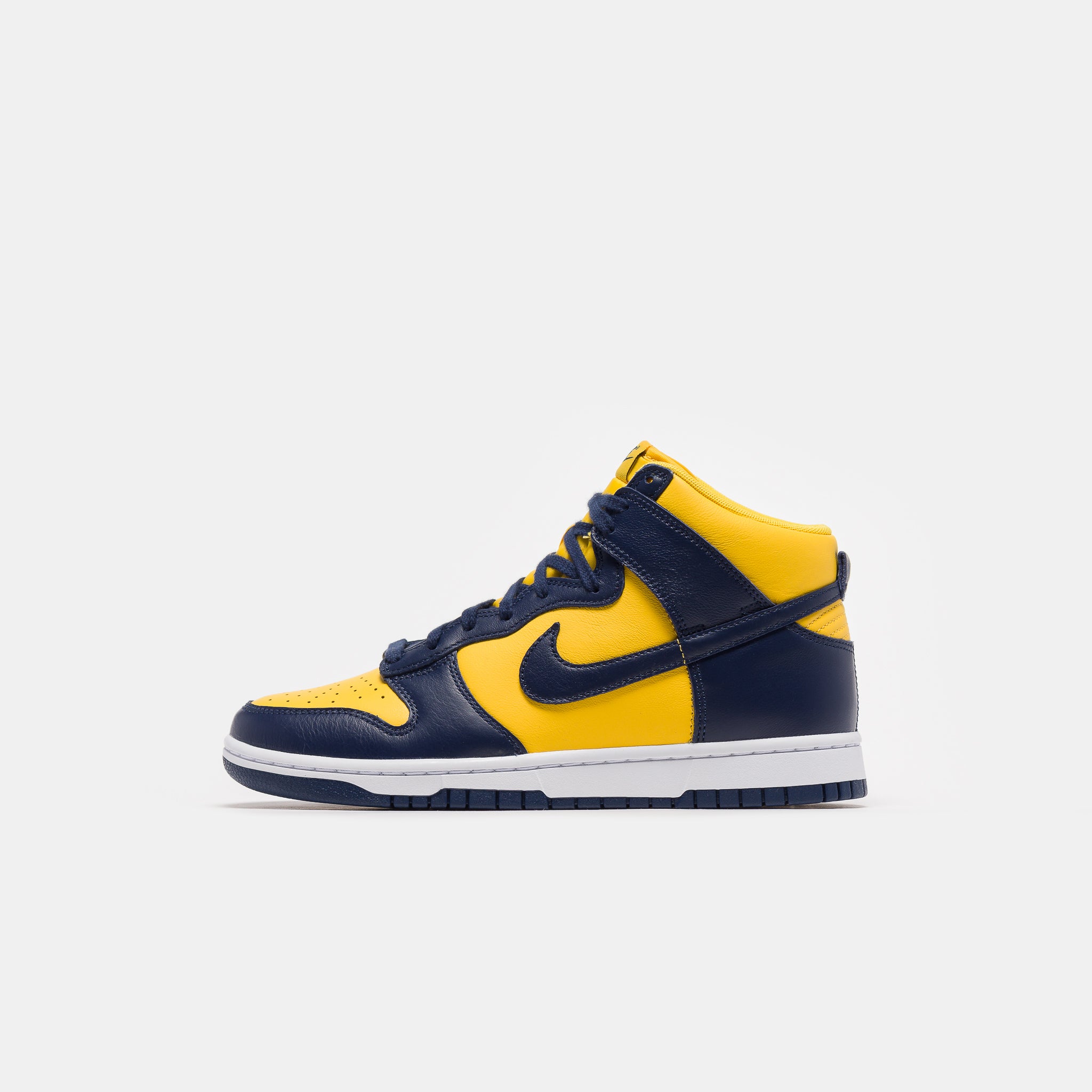 Dunk High Retro SE Sneaker in Varsity Maize/Midnight Navy/White