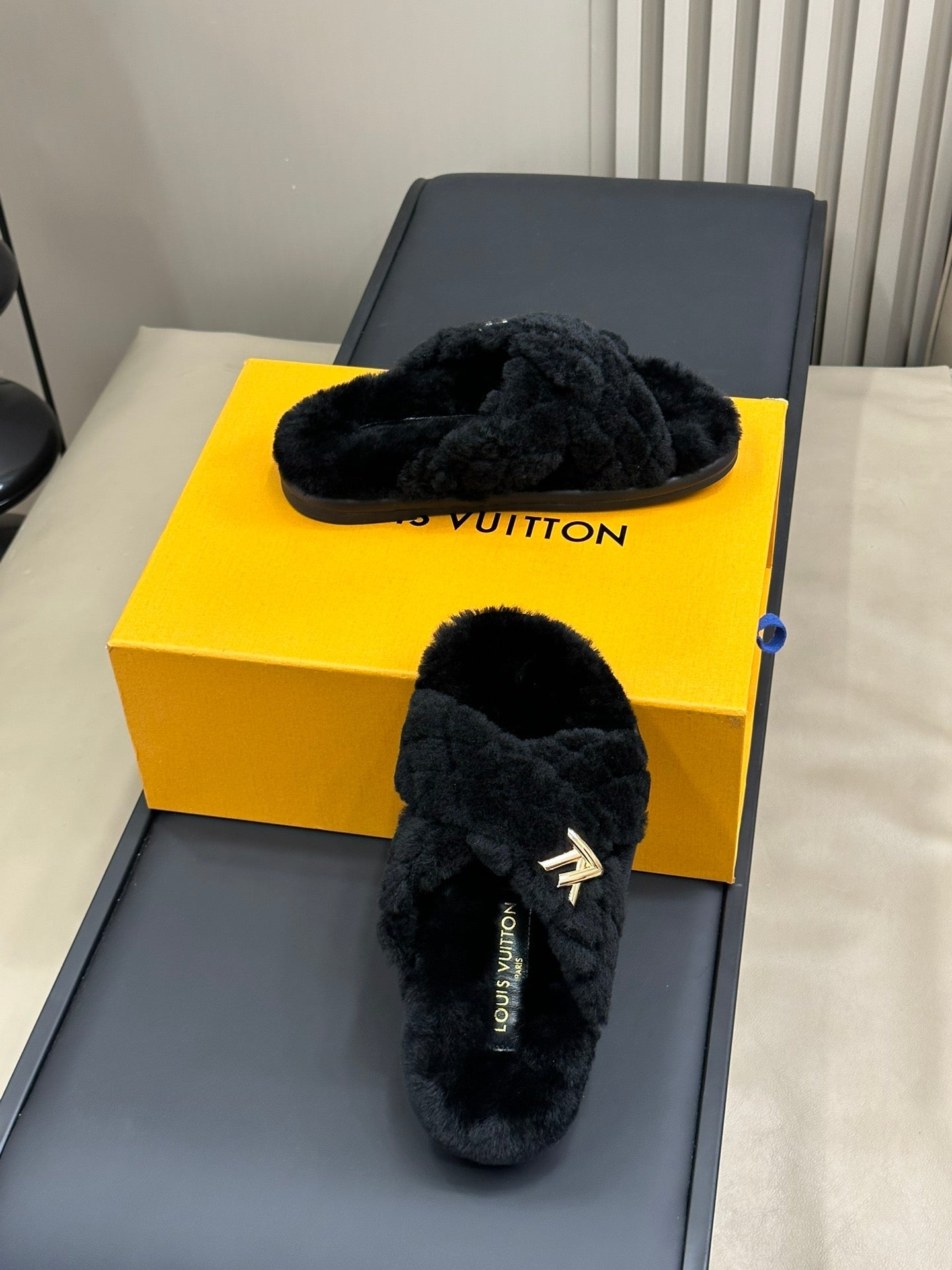 LV WOMEN'S SUNSET COMFORT FLAT MULE IN BLACK FLEECE、mysite、Cacoeks