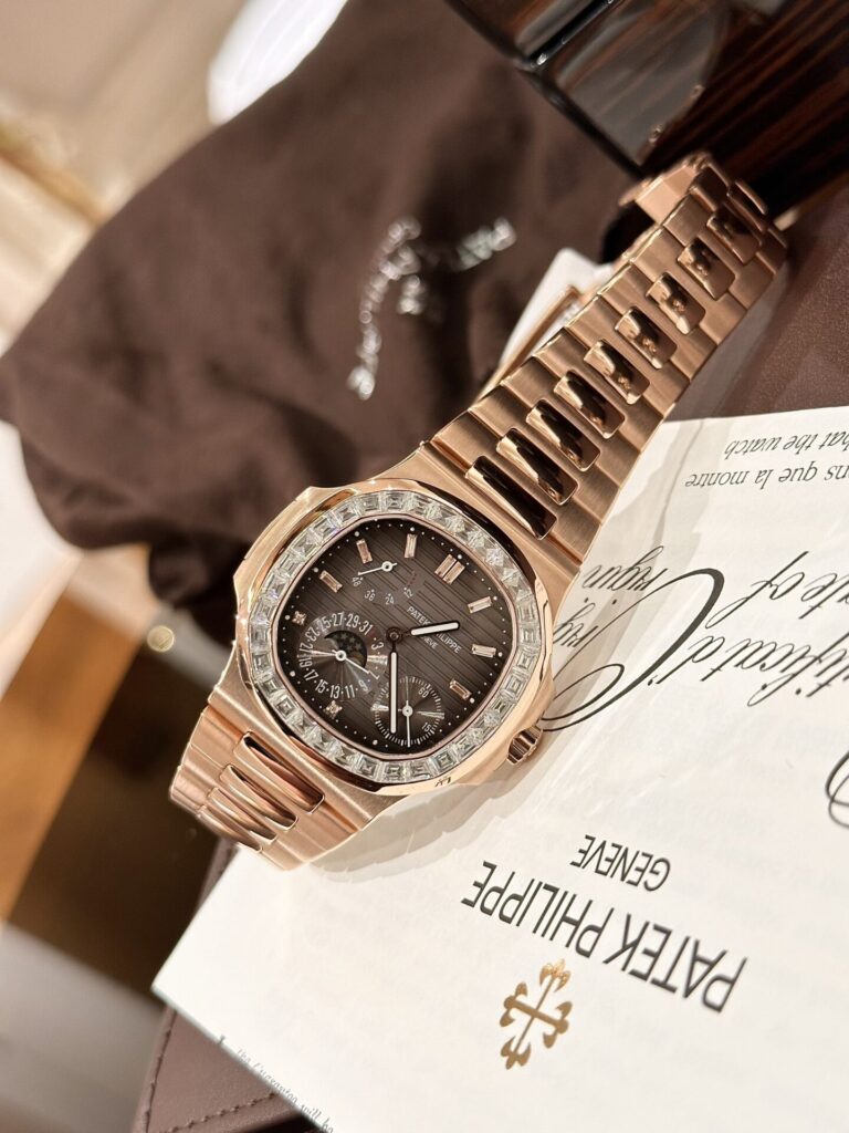 Đồng Hồ Patek Philippe Nautilus 5724 Bọc Vàng Độ Kim Cương Moissanite 40mm (7)