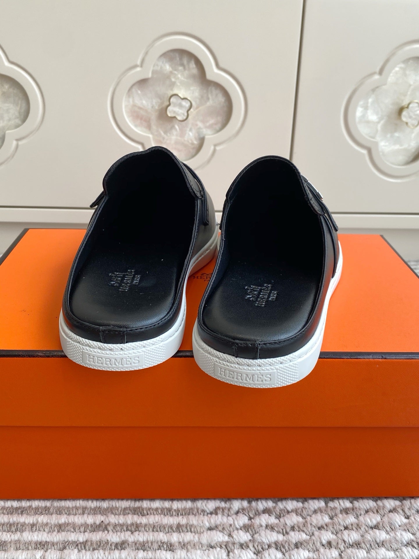 HM 25S MULES IN BLACK LAMBSKIN WITH SILVER HARDWARE、mysite、Cacoeks