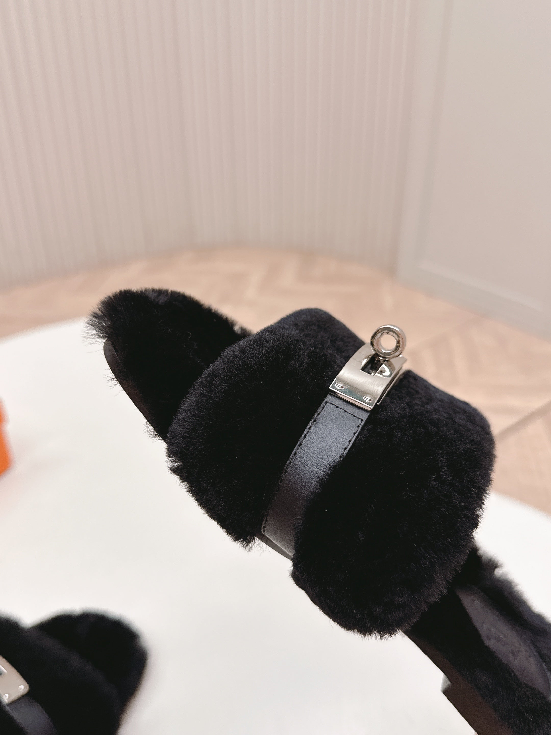 HM 25S ORAN SANDAL IN BLACK SHEARLING WITH SILVER HARDWARE、mysite、Cacoeks