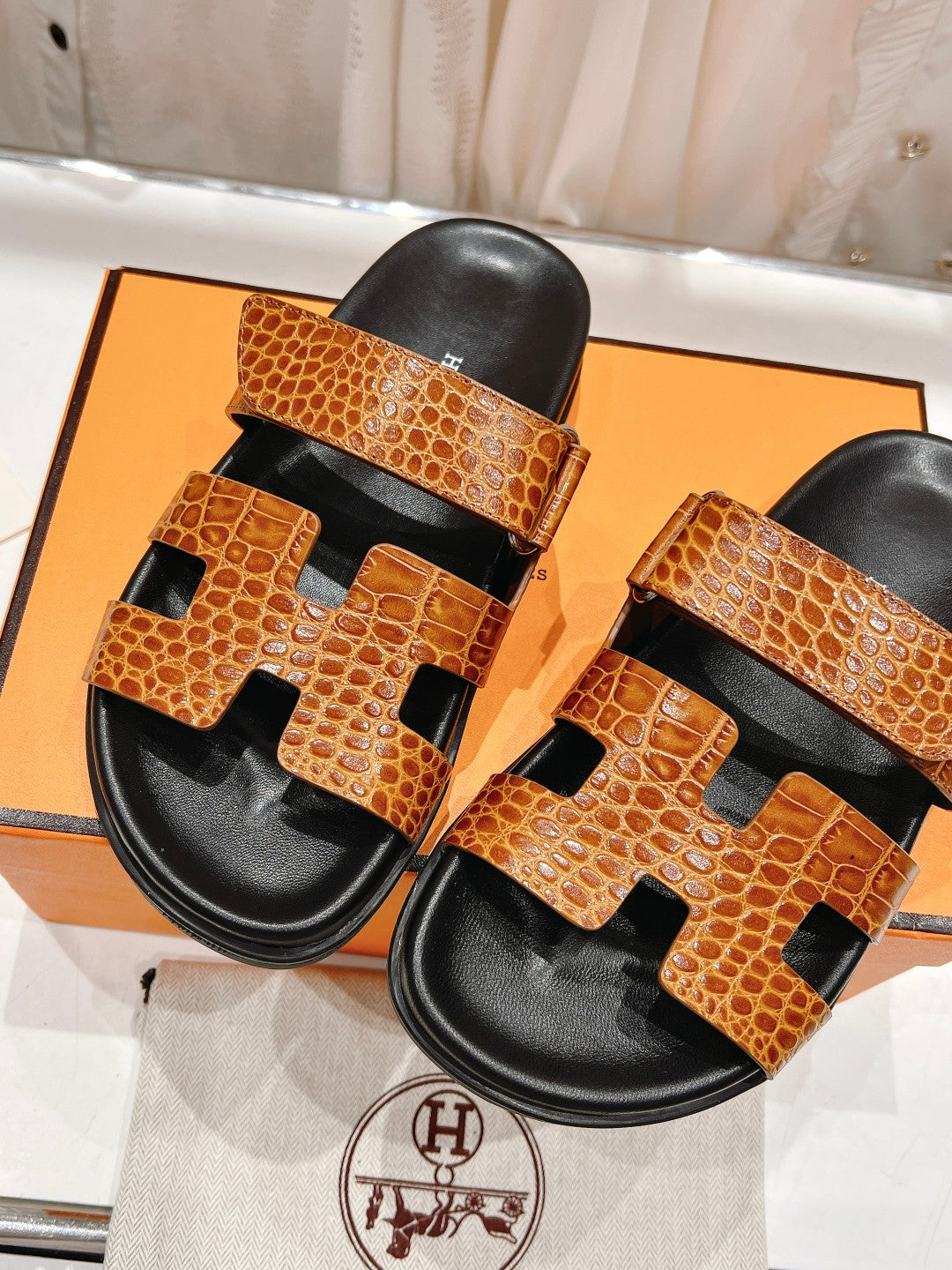 CHYPRE SANDAL BLACK AND BRIGHT BROWN LAMBSKIN、mysite、Cacoeks