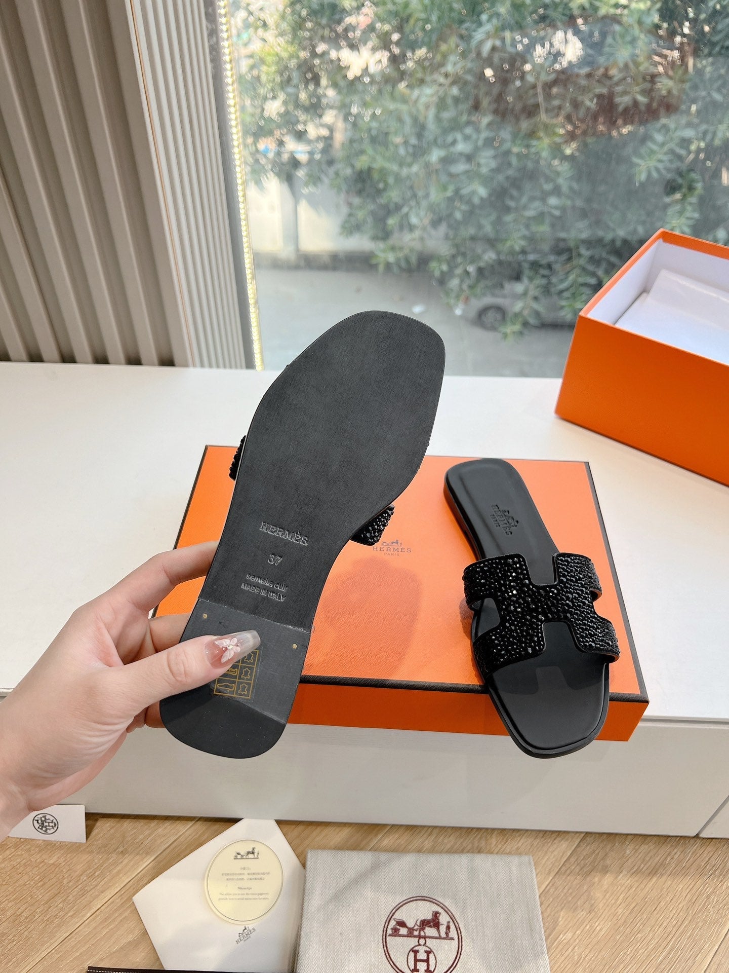 0RAN SLIDE IN BLACK CALFSKIN WITH CRYSTALS、mysite、Cacoeks