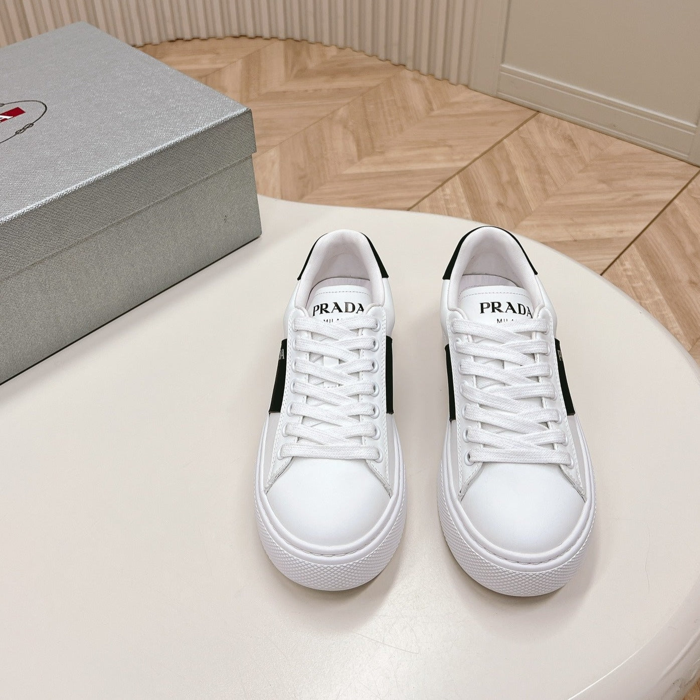 PRA LEATHER LOGO OUTLET SNEAKERS BLACK AND WHITE CALFSKIN、mysite、Cacoeks