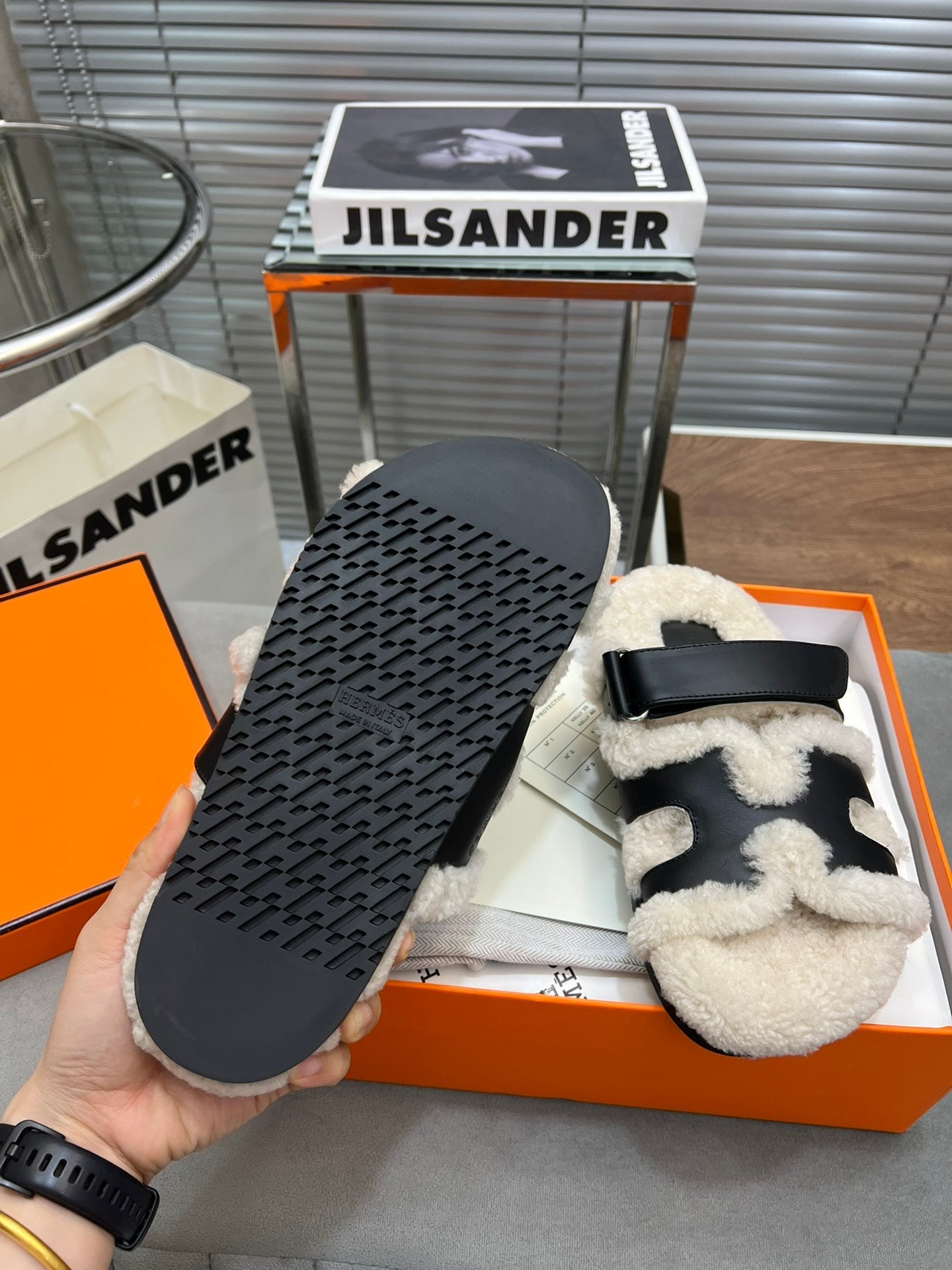 CHYPRE SLIPPERS IN BEIGE LAMB WOOL AND BLACK CALFSKIN、mysite、Cacoeks