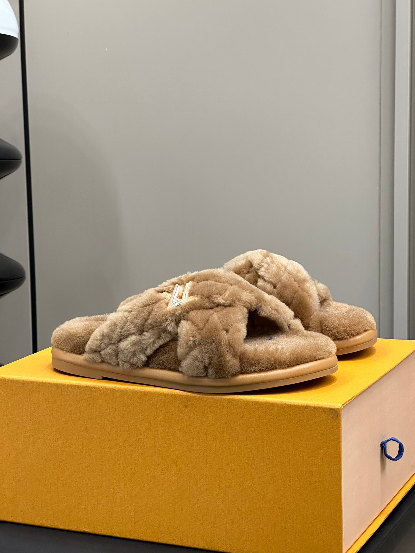 LV WOMEN'S SUNSET COMFORT FLAT MULE IN CAMEL BROWN FLEECE、mysite、Cacoeks