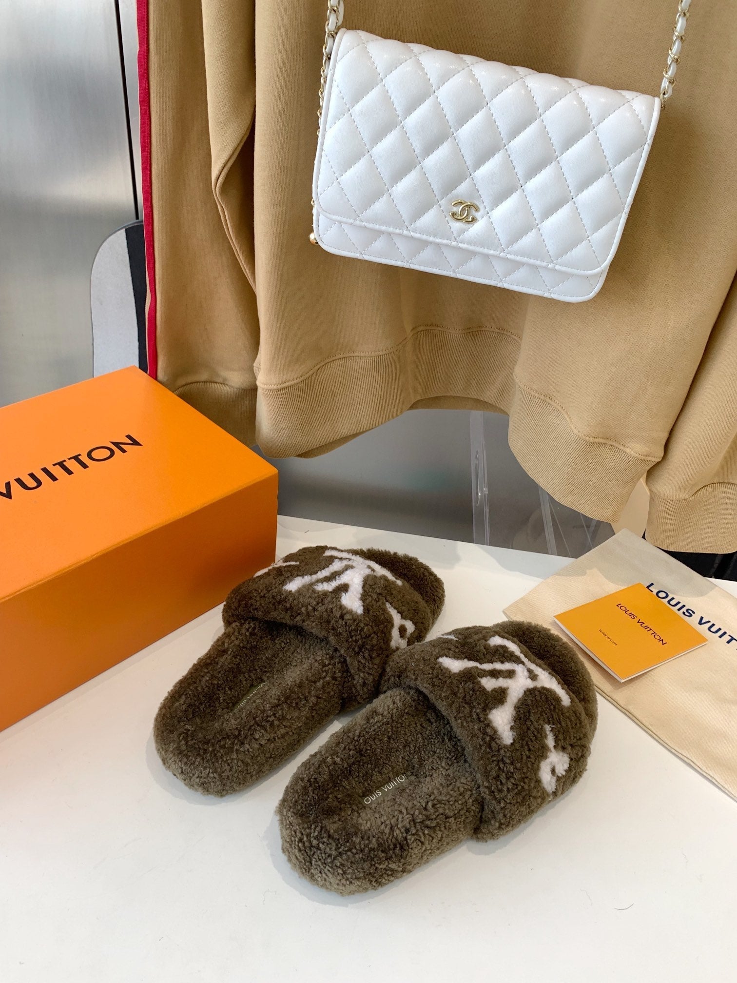 LV WOMEN'S PASEO FLAT SLIPPER IN OLIVE GREEN FLEECE WITH WHITE LOGO、mysite、Cacoeks