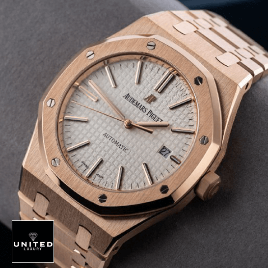 Audemars Piguet Royal Oak 15400OR.OO.1220OR.02 Replica audemarspiguet royaloak 15400OR.OO .1220OR.02 replica left Audemars Piguet Royal Oak 15400 White Dial Gold Replica on the stand