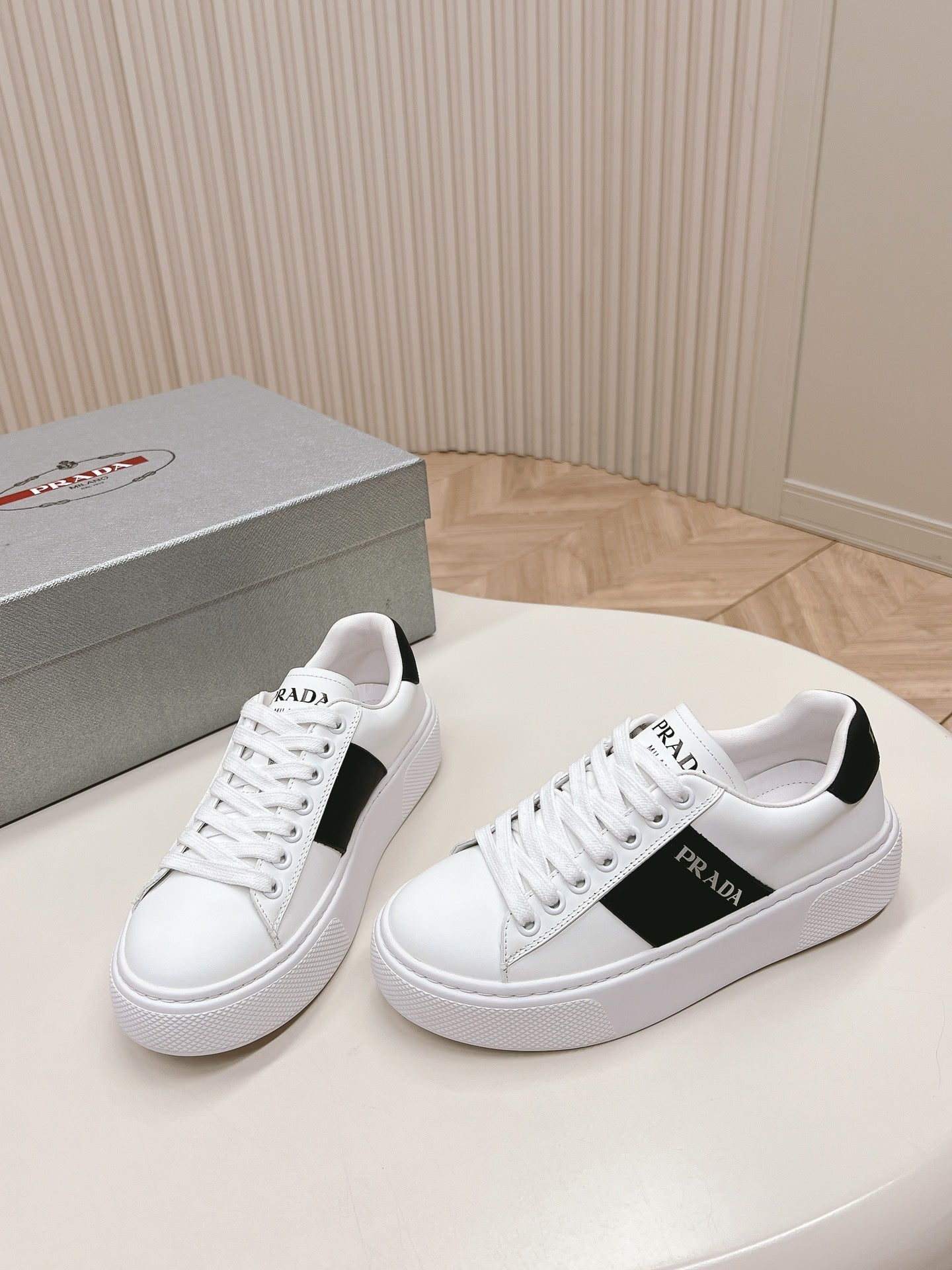 PRA LEATHER LOGO OUTLET SNEAKERS BLACK AND WHITE CALFSKIN、mysite、Cacoeks