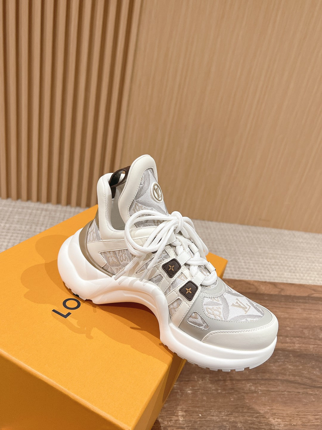 LV ARCHLIGHT SNEAKER IN WHITE MIX PALE GRAY CALFSKIN AND MONOGRAM DENIM、mysite、Cacoeks