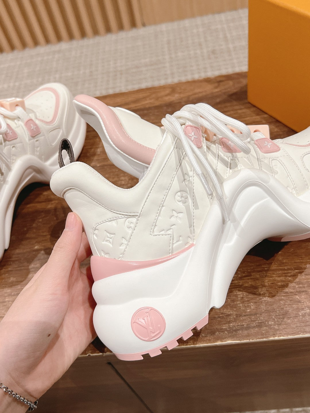 LV ARCHLIGHT SNEAKER IN WHITE MIX LIGHT PINK EMBOSSED CALFSKIN、mysite、Cacoeks
