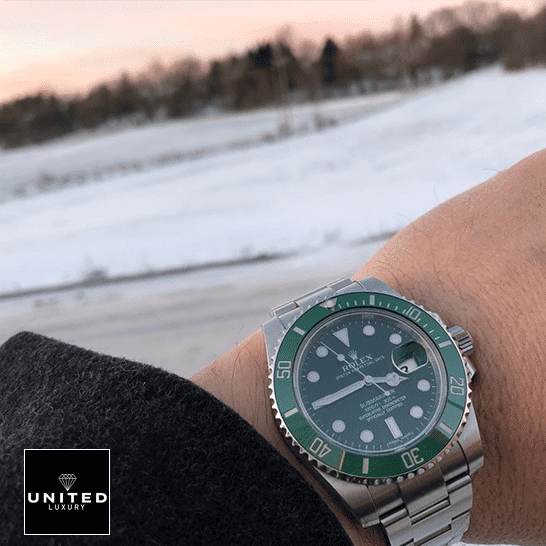 Rolex Submariner Hulk 116610LV Green Bezel S.Steel Oyster Replica on his arm