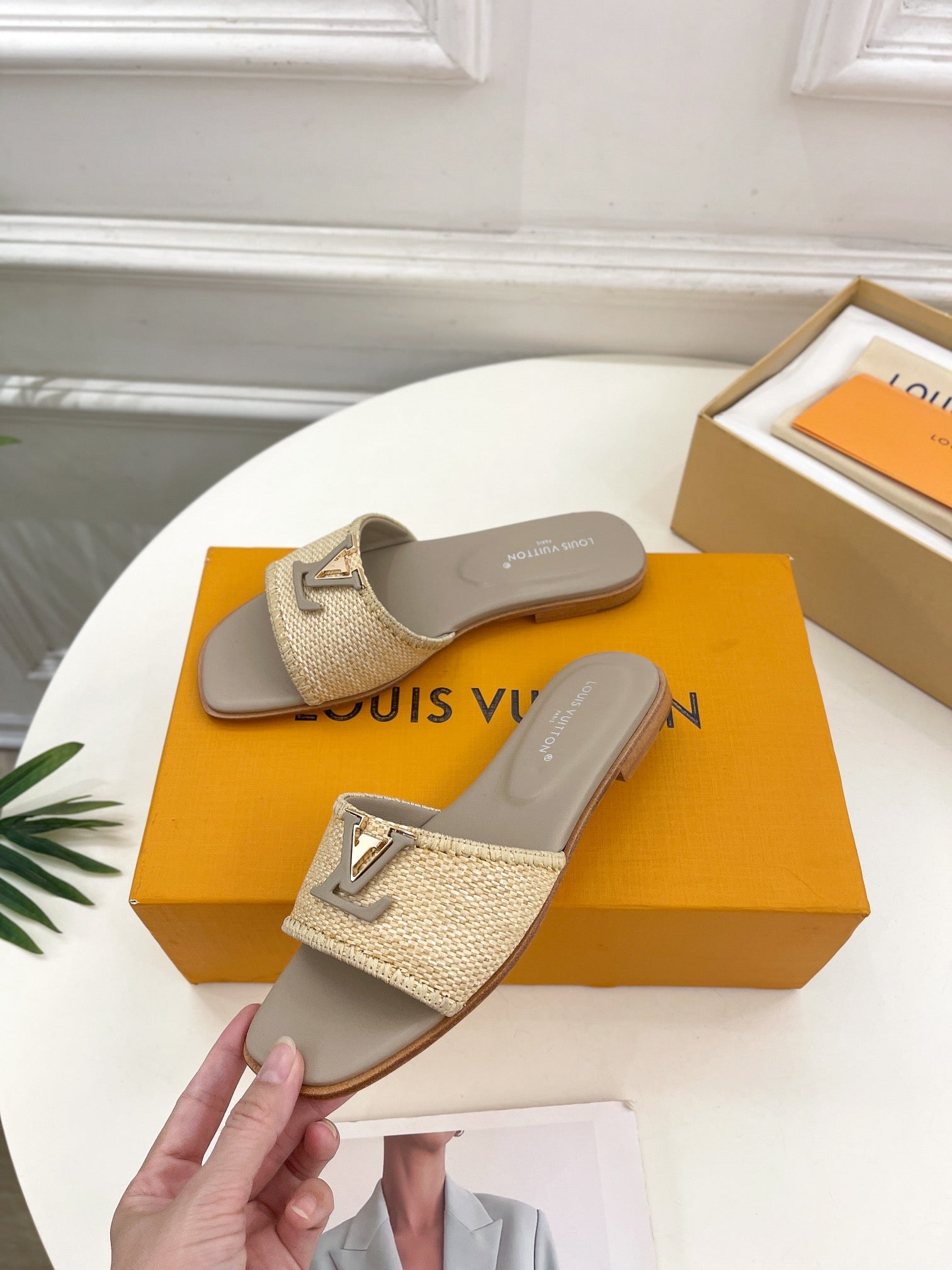 LV WOMEN CAPRI FLAT MULES IN TAN BROWN LEATHER AND RAFFIA、mysite、Cacoeks