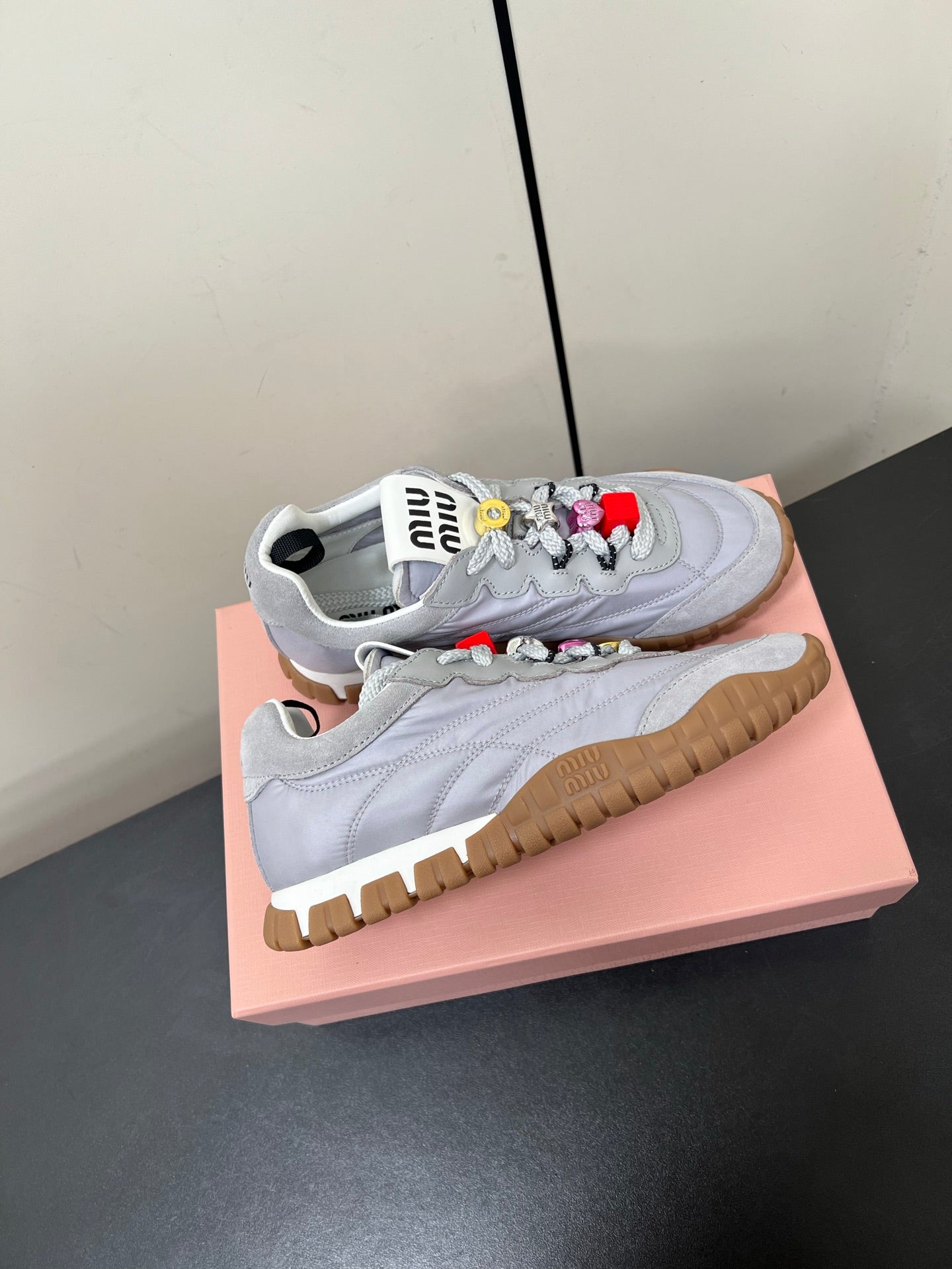 TYRE SNEAKERS IN GREY TECHNICAL FABRIC AND SUEDE WITH STICKER、mysite、Cacoeks