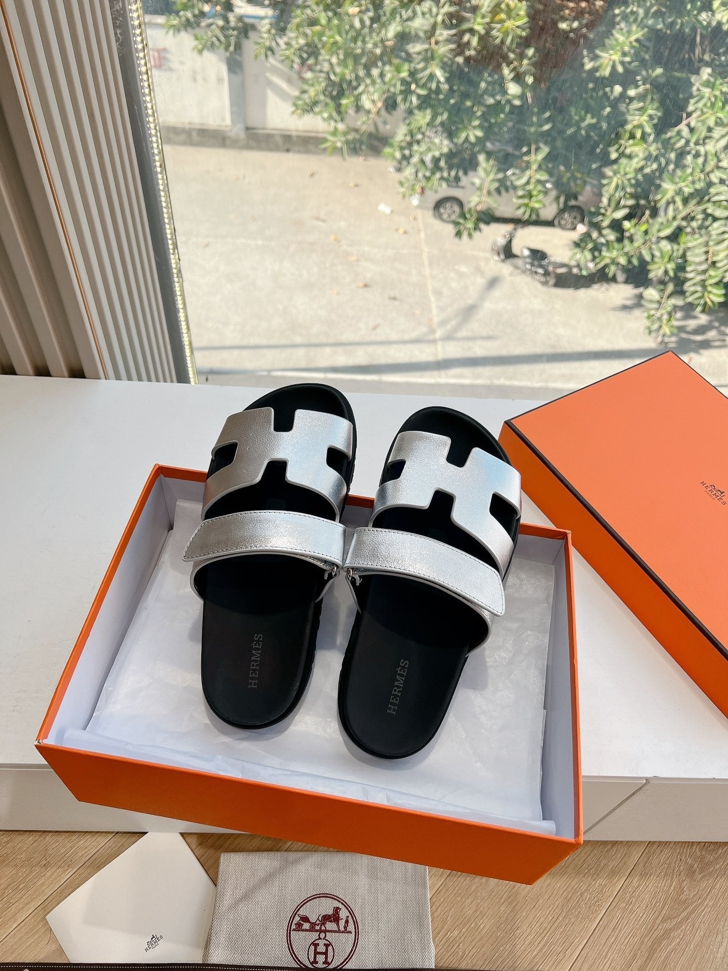 CHYPRE SANDAL IN SILVER METALLIC CALFSKIN、mysite、Cacoeks