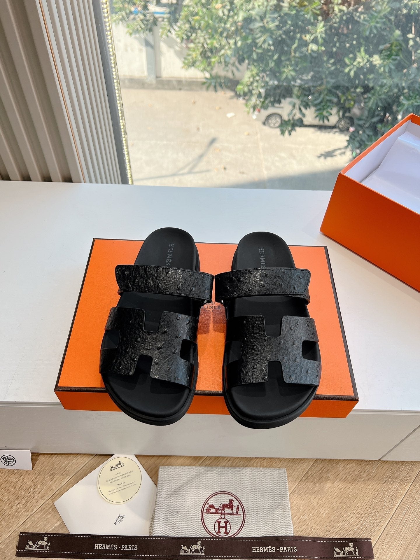 CHYPRE SANDAL IN BLACK GRAINED CALFSKIN、mysite、Cacoeks