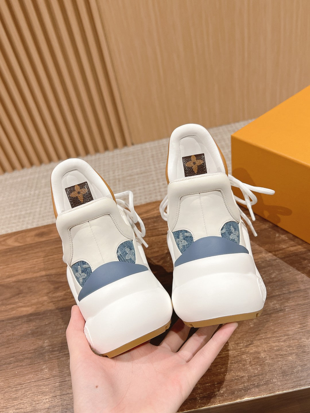 LV ARCHLIGHT SNEAKER IN WHITE CALFSKIN AND LIGHT BLUE MONOGRAM DENIM、mysite、Cacoeks