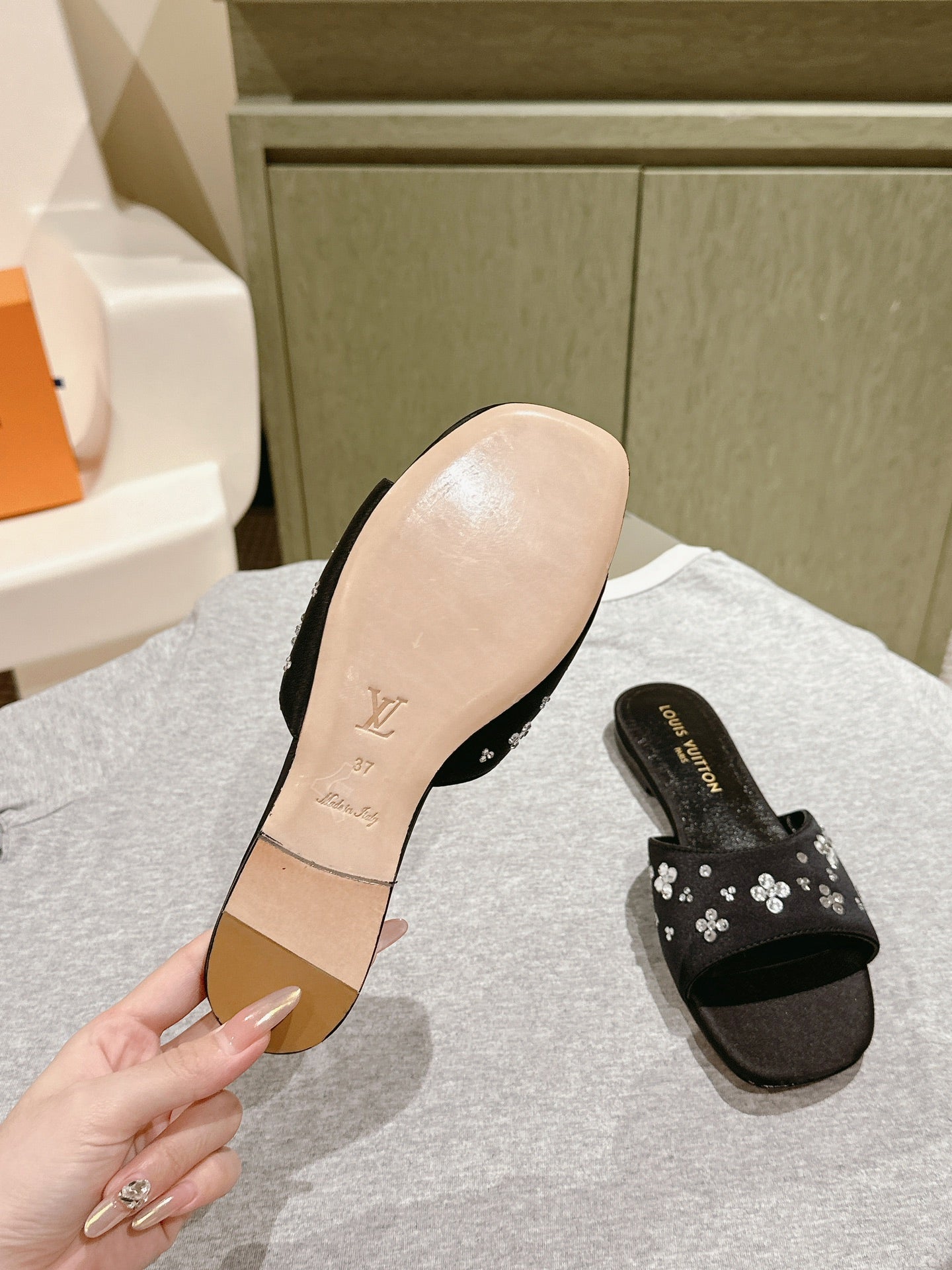 LV WOMEN FLAT MULE IN BLACK SATIN WITH RHINESTONE、mysite、Cacoeks