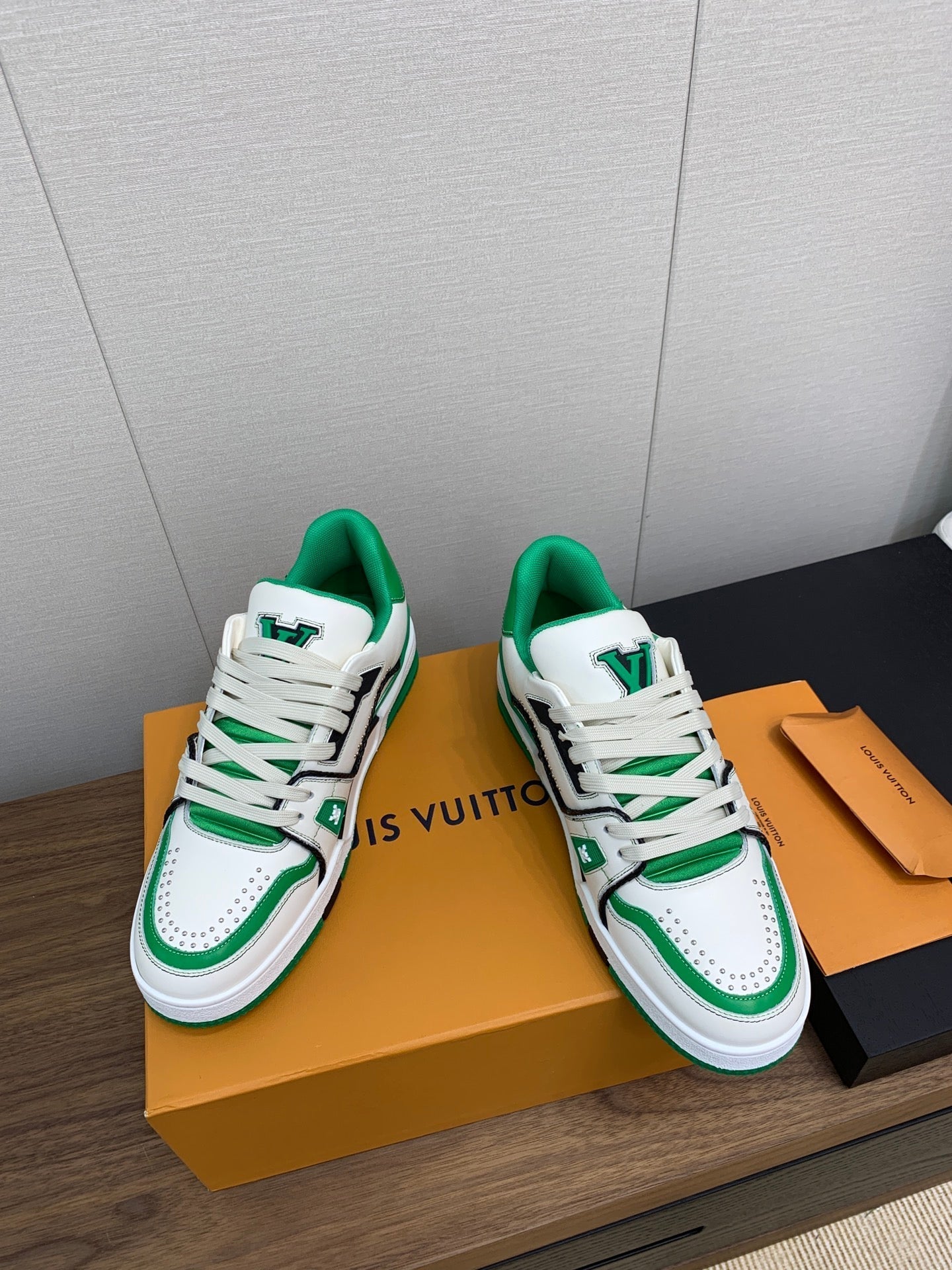 LV WOMEN'S TRAINER IN WHITE MIX GREEN CALFSKIN、mysite、Cacoeks