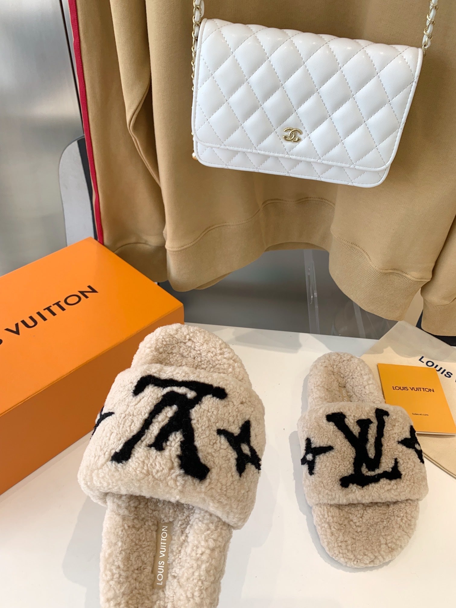 LV WOMEN'S PASEO FLAT SLIPPER IN TAN BROWN FLEECE WITH BLACK LOGO、mysite、Cacoeks