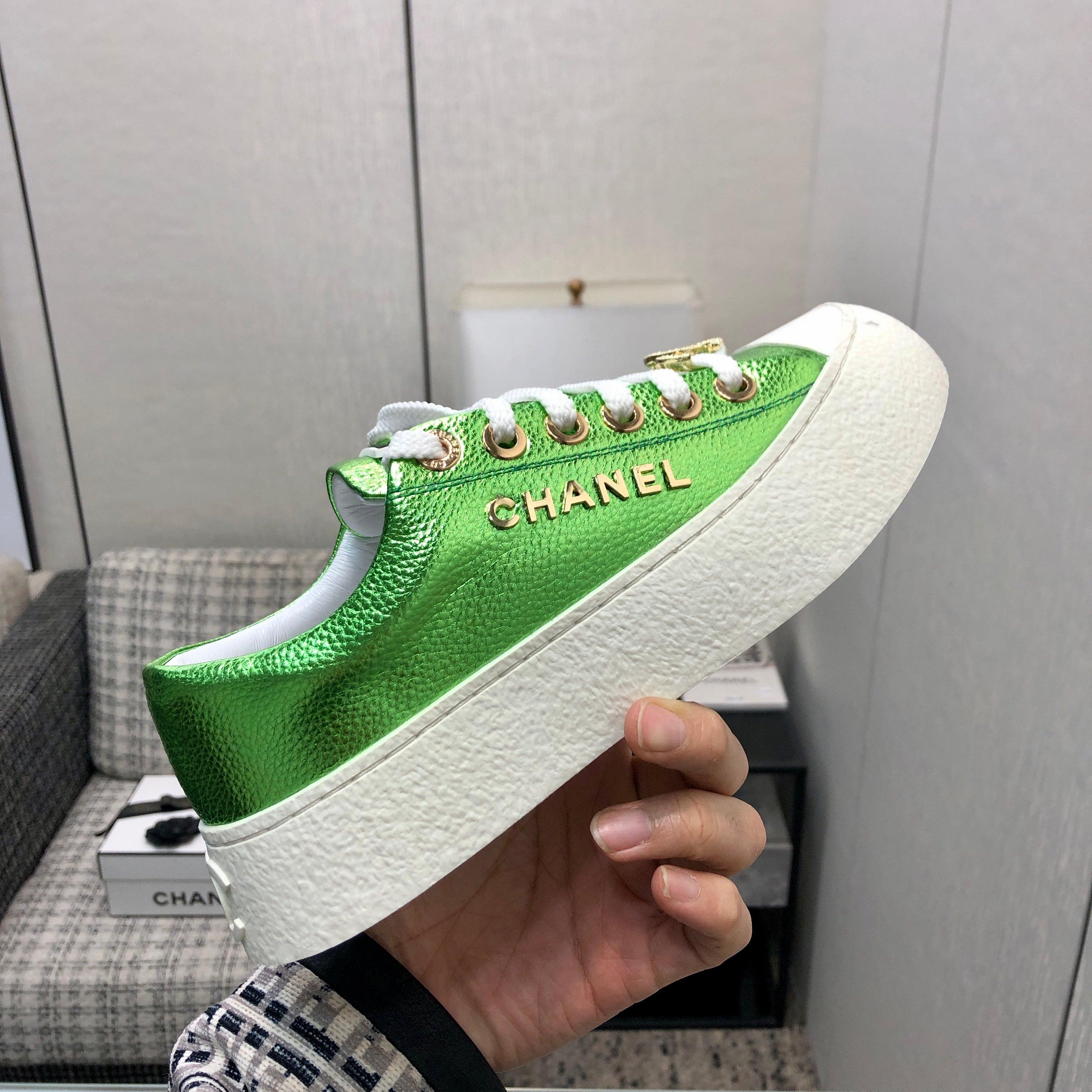 CASUAL SNEAKER IN EMERALD GREEN METALLIC LAMBSKIN WITH GOLD LOGO、mysite、Cacoeks