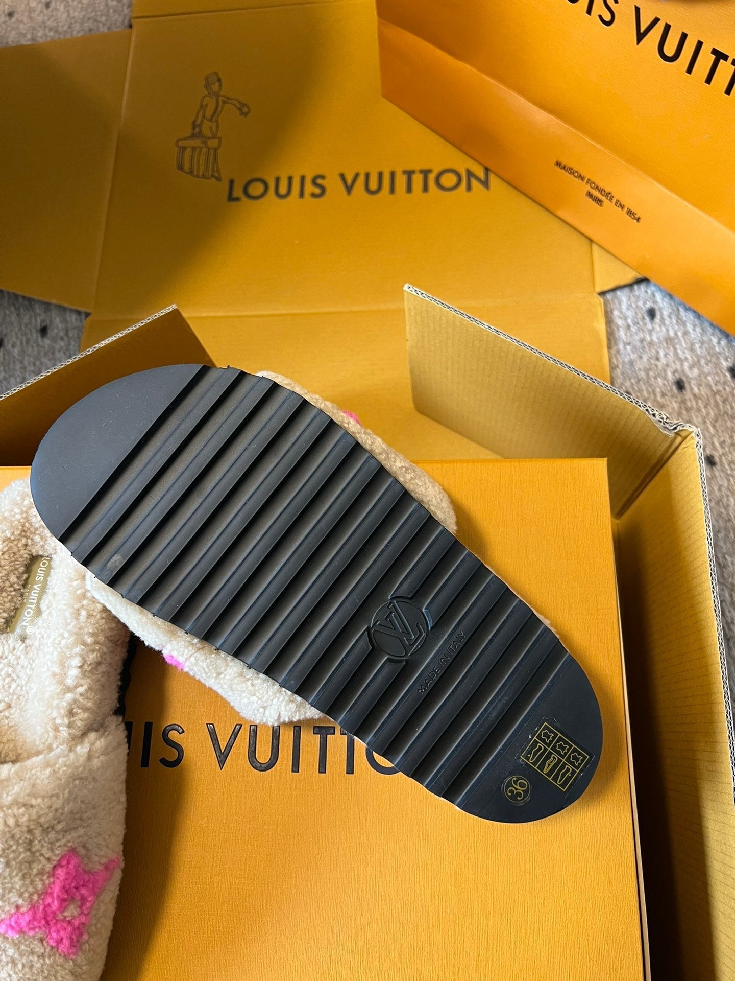 SLIPPER IN CAMEL BEIGE FLEECE WITH BRIGHT PINK LOGO、mysite、Cacoeks