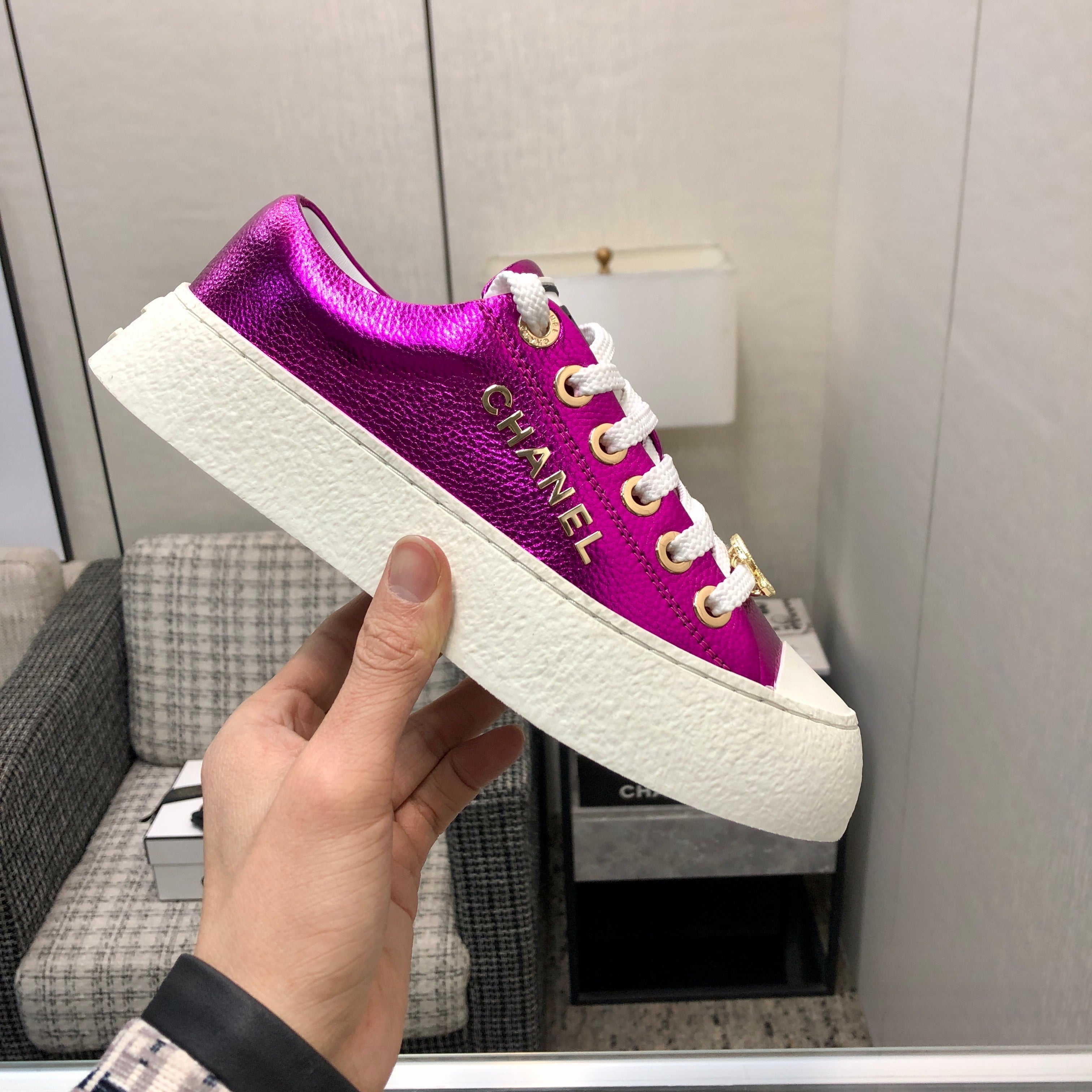 CASUAL SNEAKER IN MAGENTA PURPLE METALLIC LAMBSKIN WITH GOLD LOGO、mysite、Cacoeks