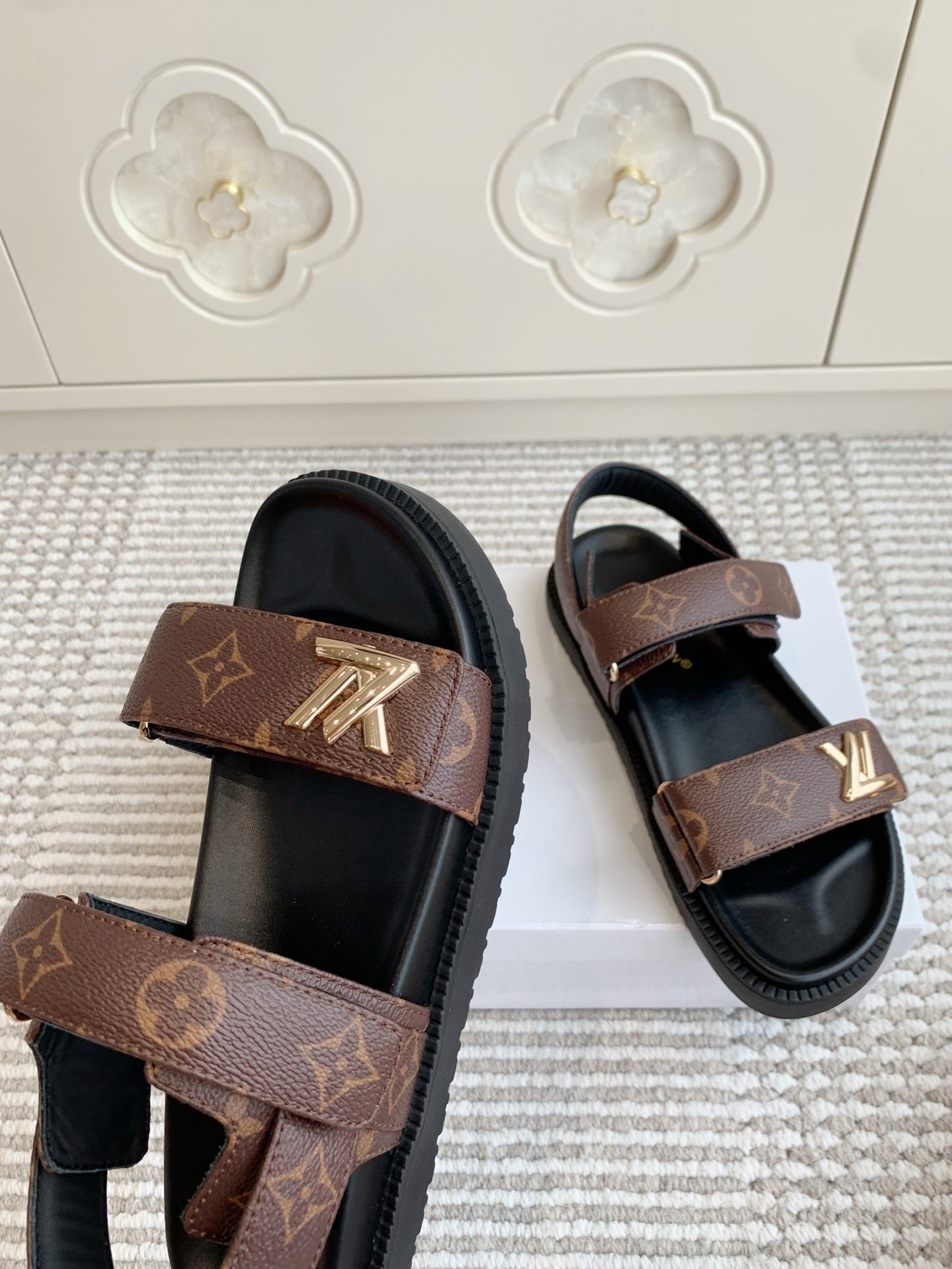 LV SANDALS 25S IN BROWN MIX BLACK CALFSKIN WITH GOLD HARDWARE、mysite、Cacoeks